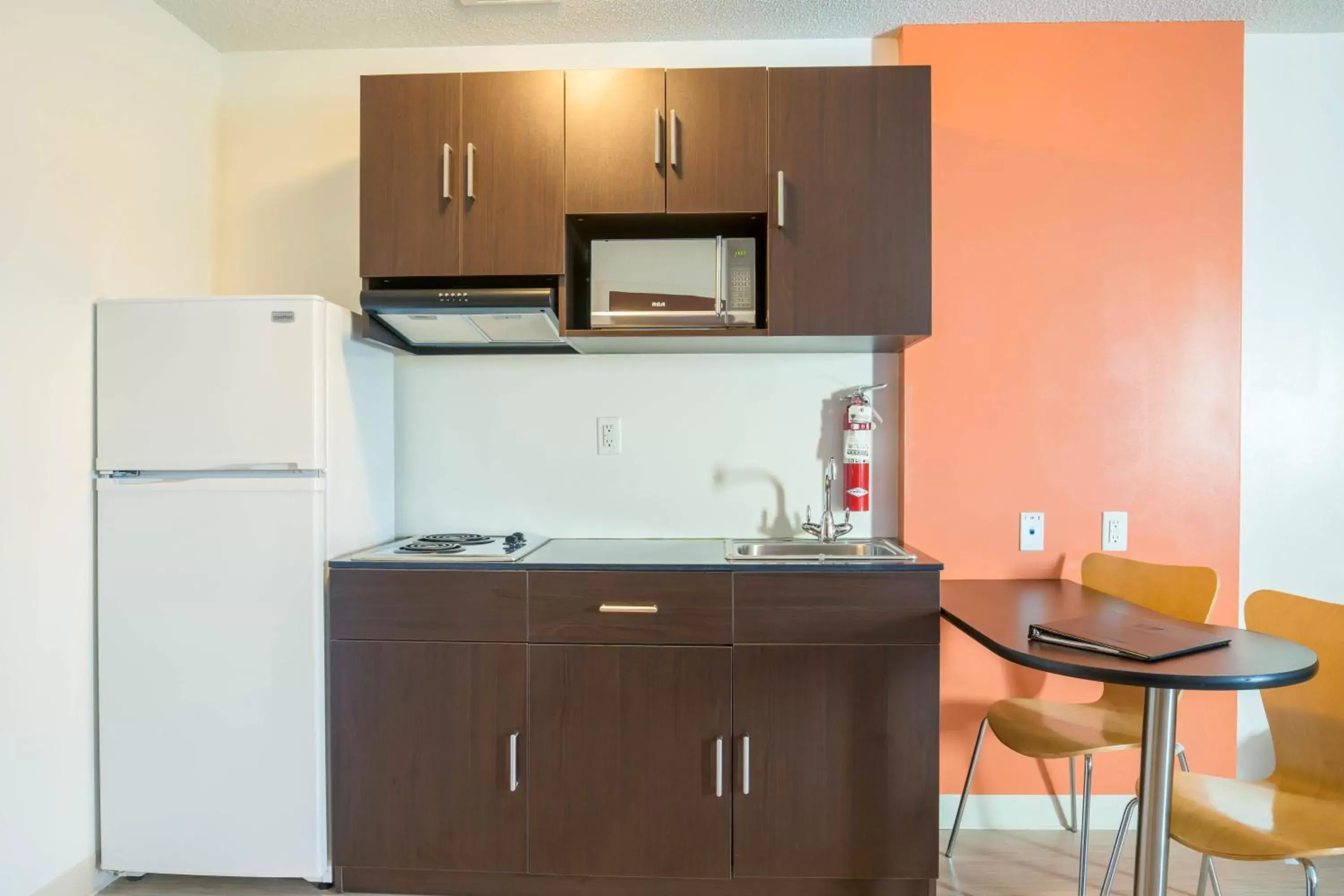 Kitchen or kitchenette, Kitchen/Kitchenette in Motel 6-Kingston, ON