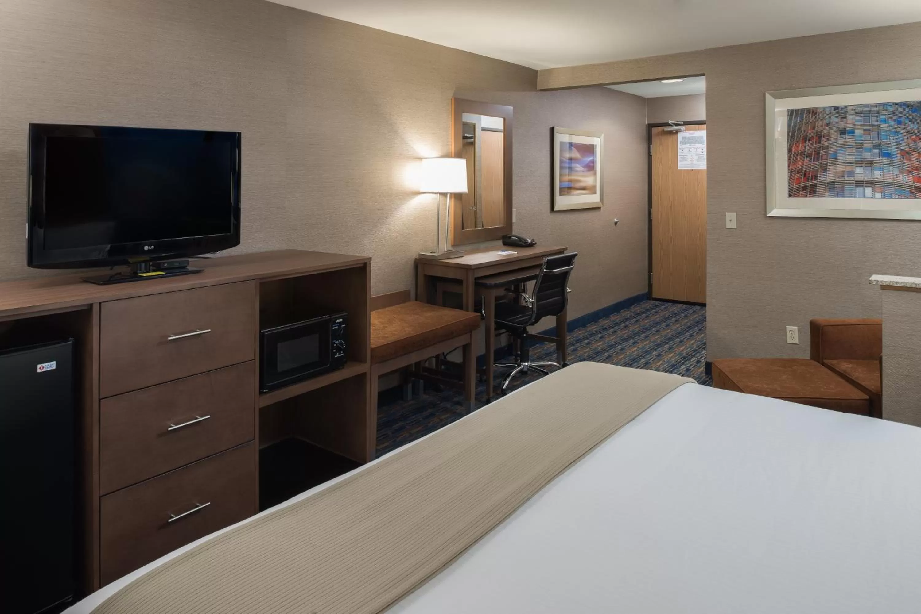 Photo of the whole room, Bed in Holiday Inn Express Rocklin - Galleria Area by IHG