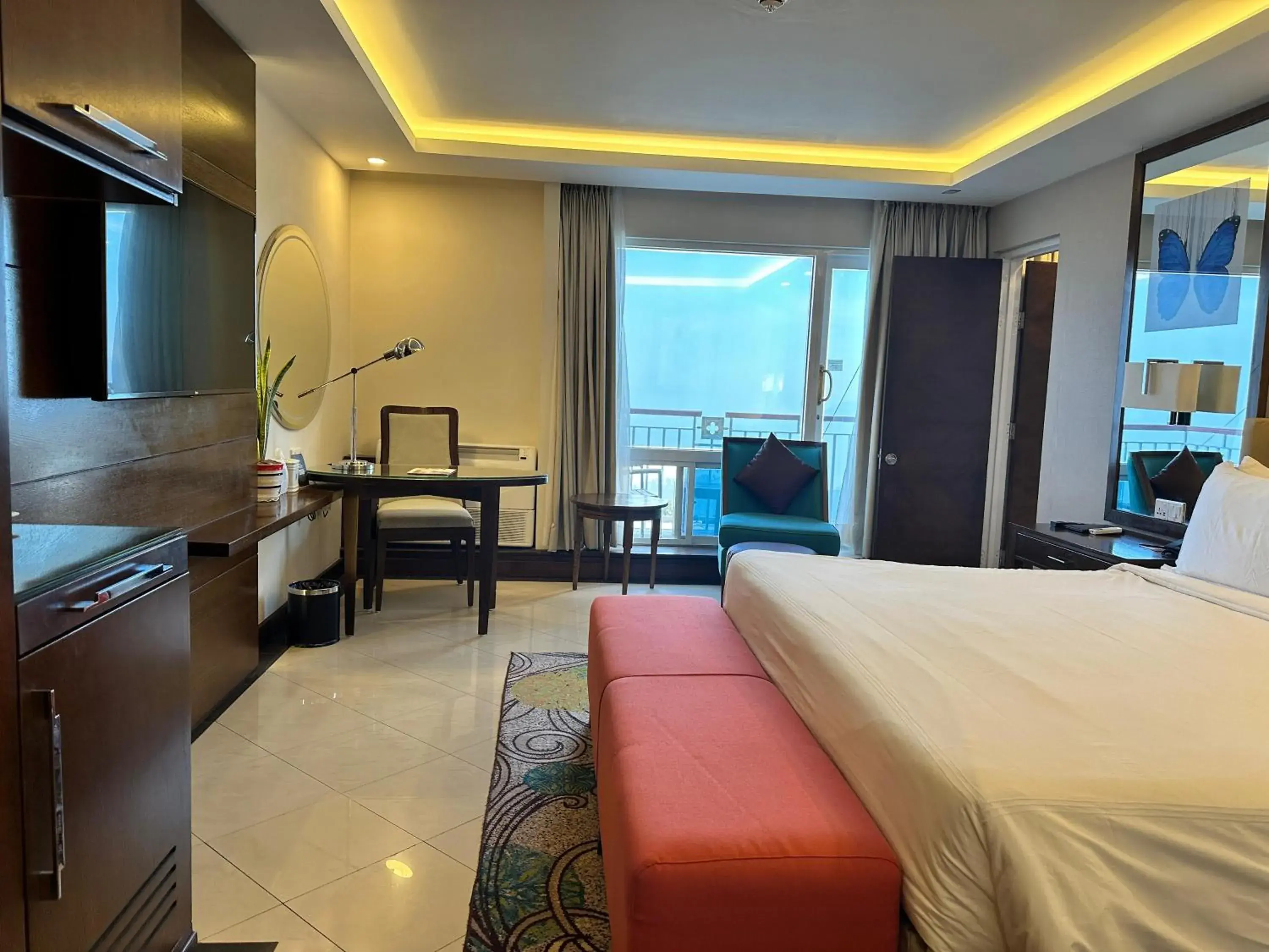 Bed, TV/Entertainment Center in Pearl Continental Hotel, Bhurban