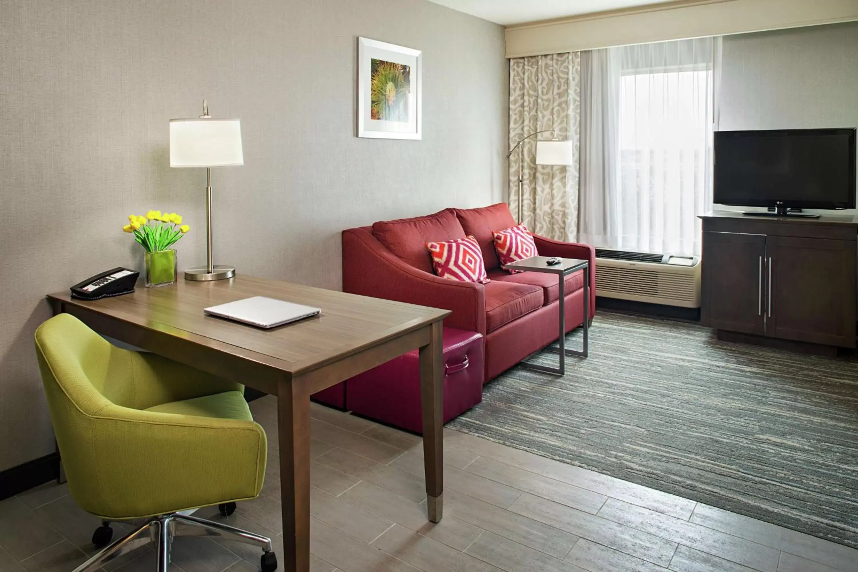 Bedroom, Seating Area in Hampton Inn & Suites Palm Desert