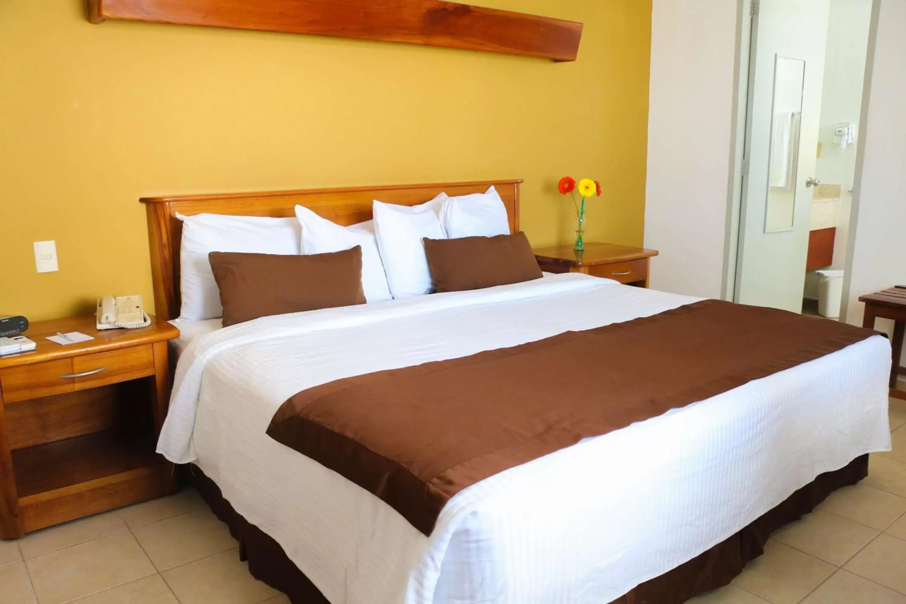 Photo of the whole room, Bed in Best Western Riviera Tuxpan