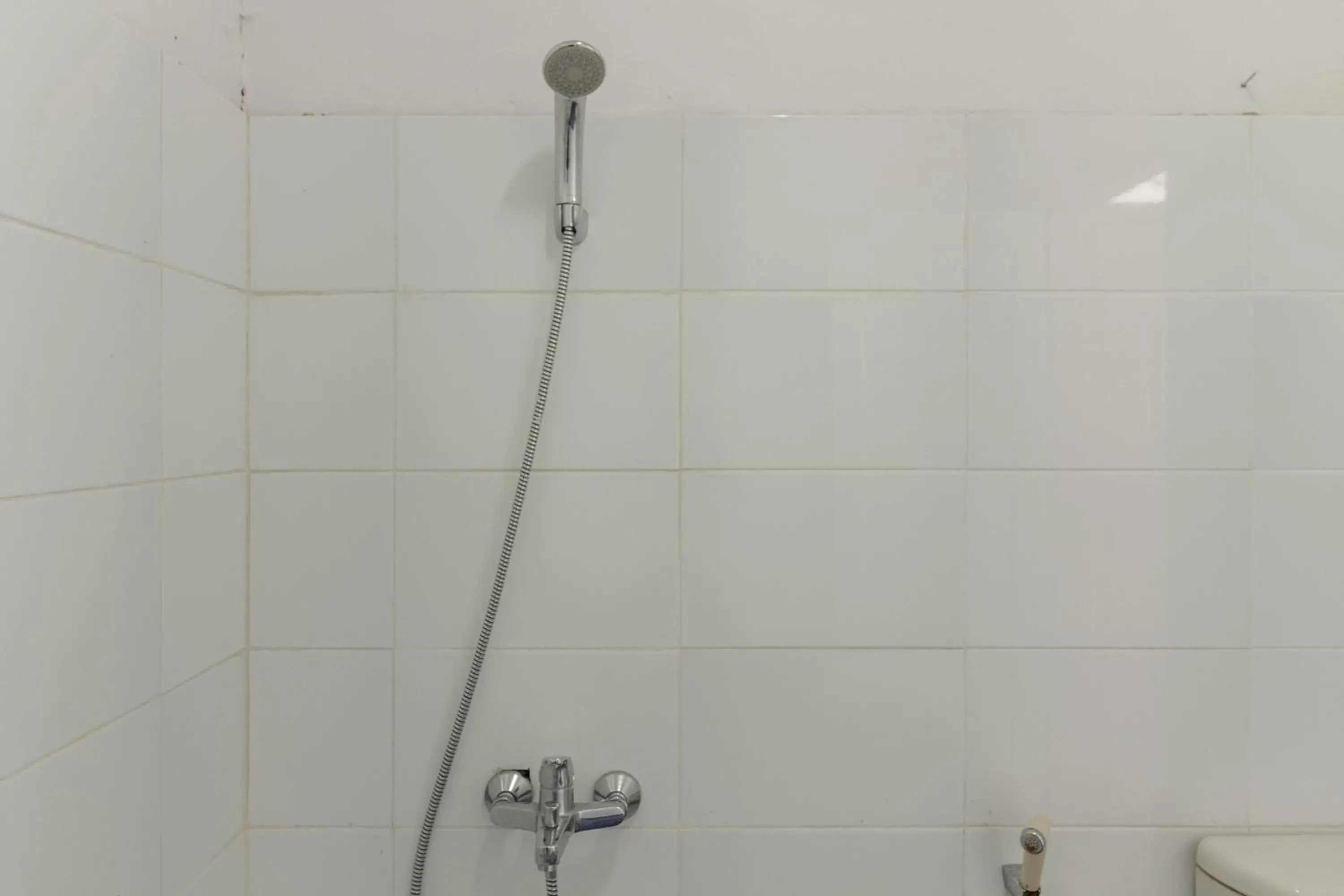 Shower, Bathroom in RedDoorz Syariah near Universitas Negeri Padang