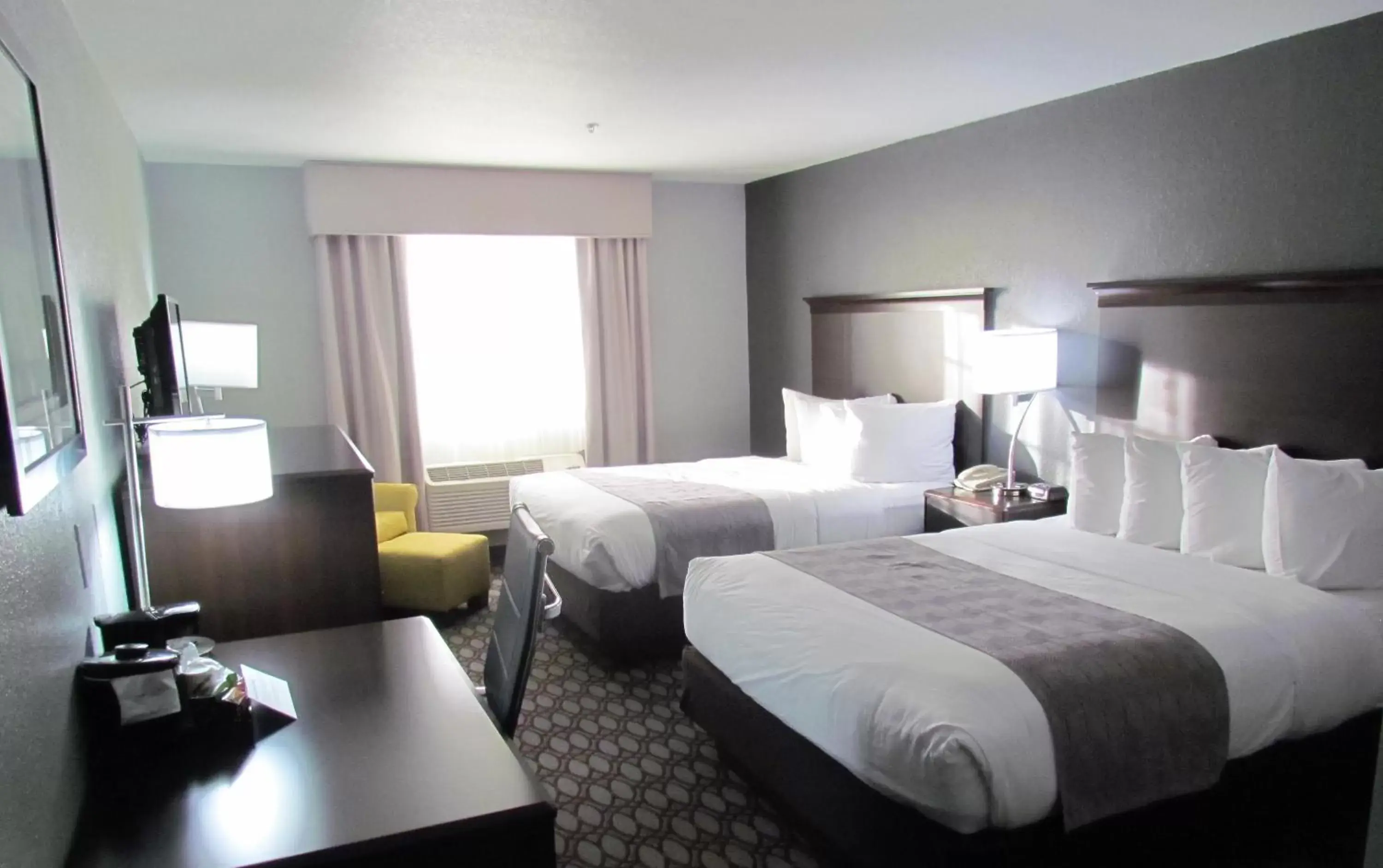 TV and multimedia, Bed in Oak Hill Inn & Suites