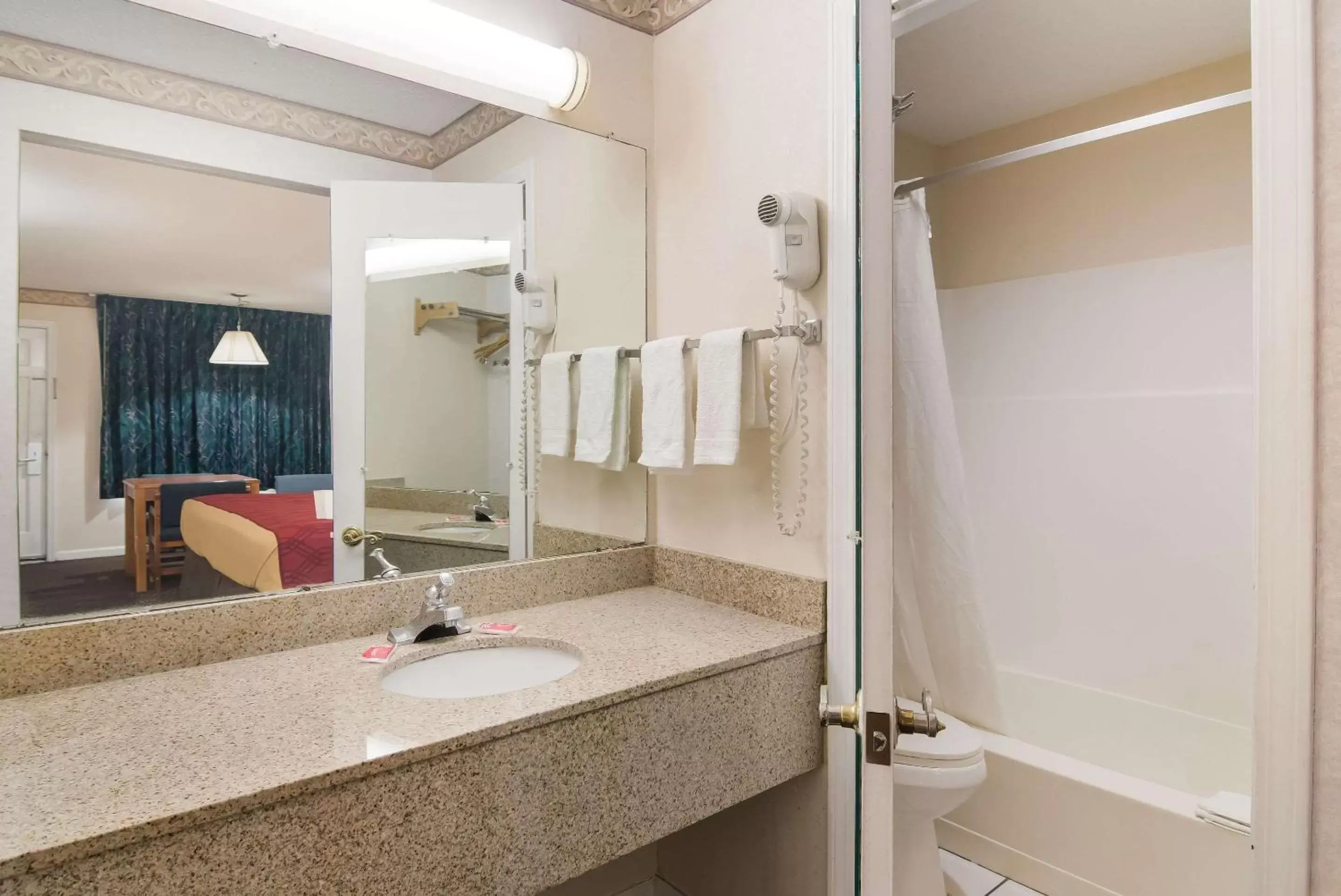 Bedroom, Bathroom in Econo Lodge Calhoun North Damascus