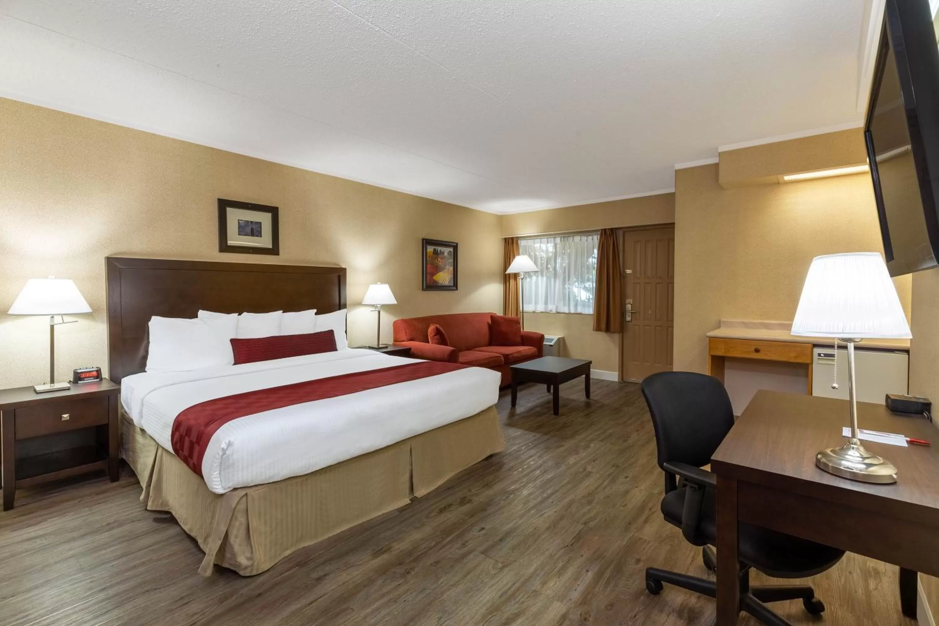 Photo of the whole room, Bed in Ramada by Wyndham Coquitlam