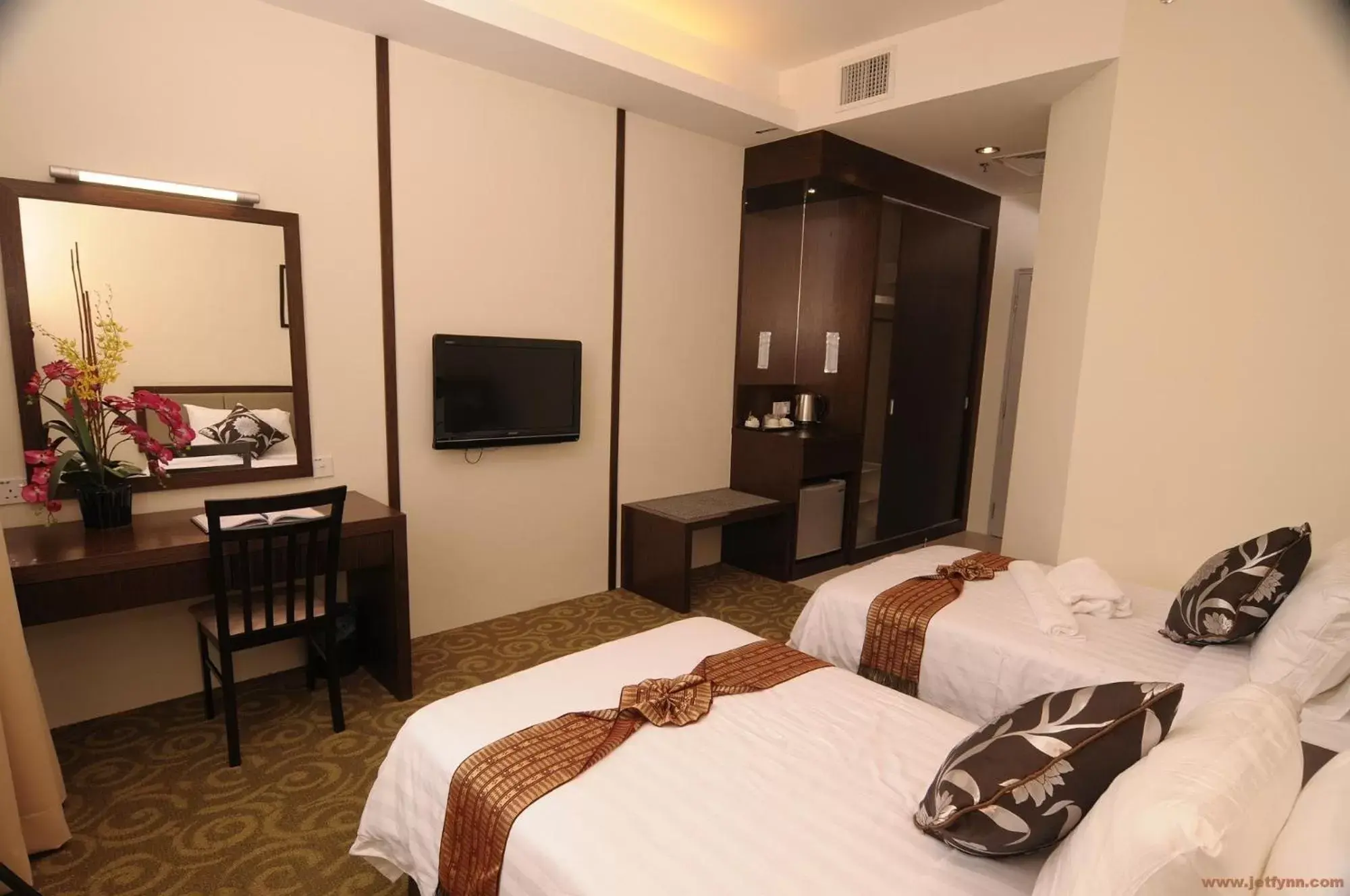 Photo of the whole room, TV/Entertainment Center in Seemsoon Hotel