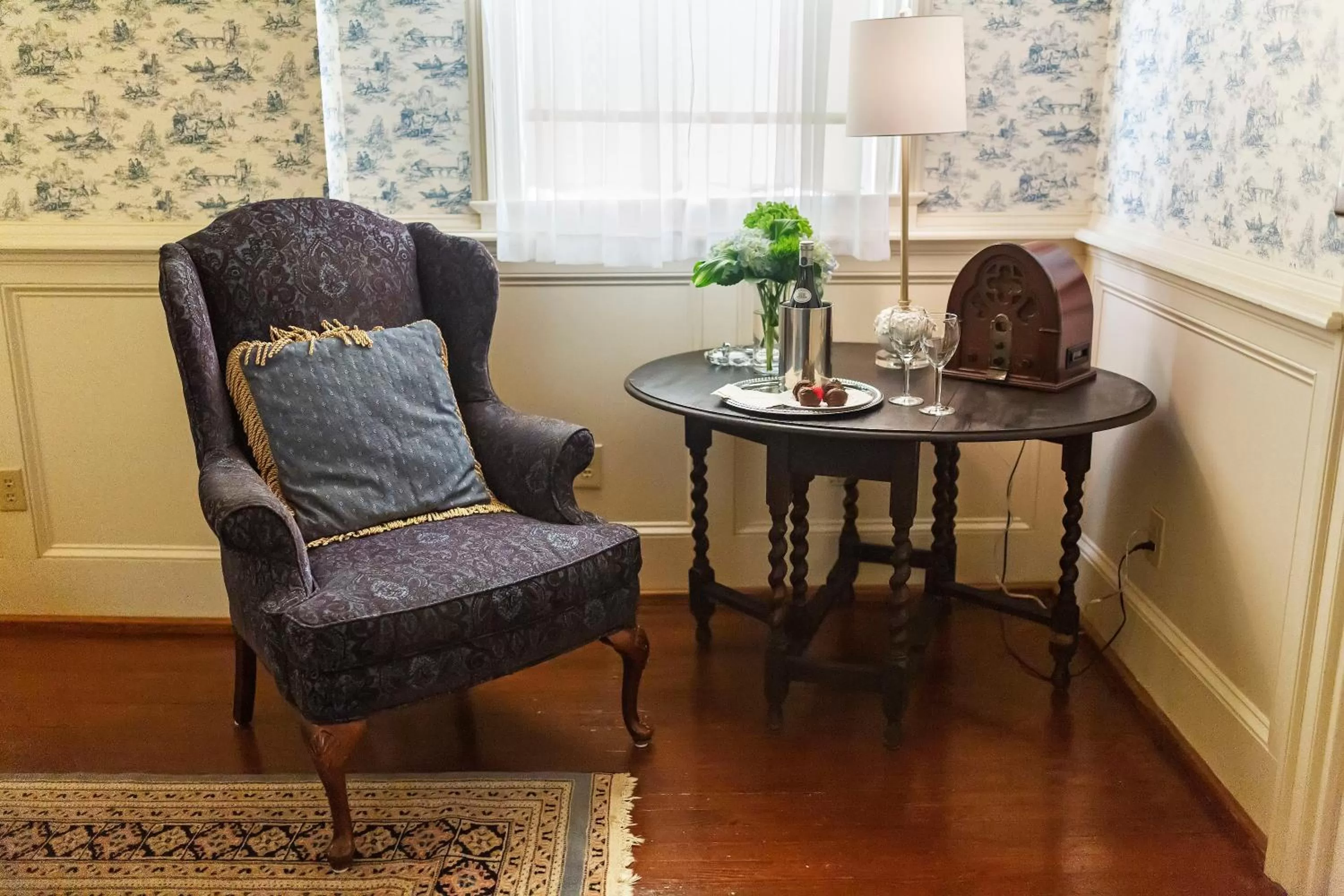 Seating area in Arrowhead Inn