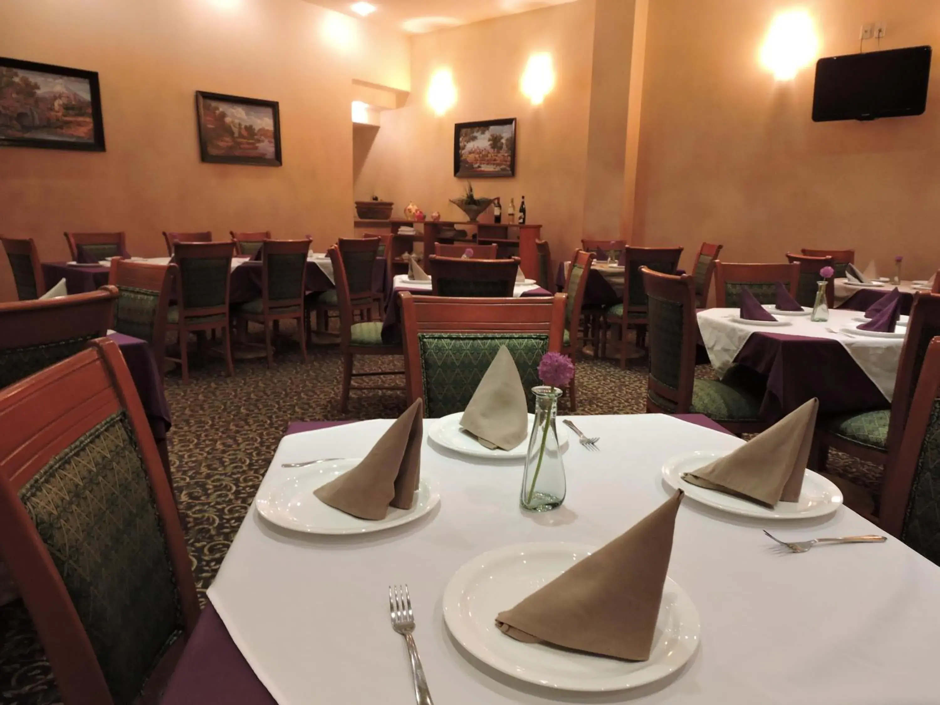 Restaurant/Places to Eat in Hotel Quinta Cesar