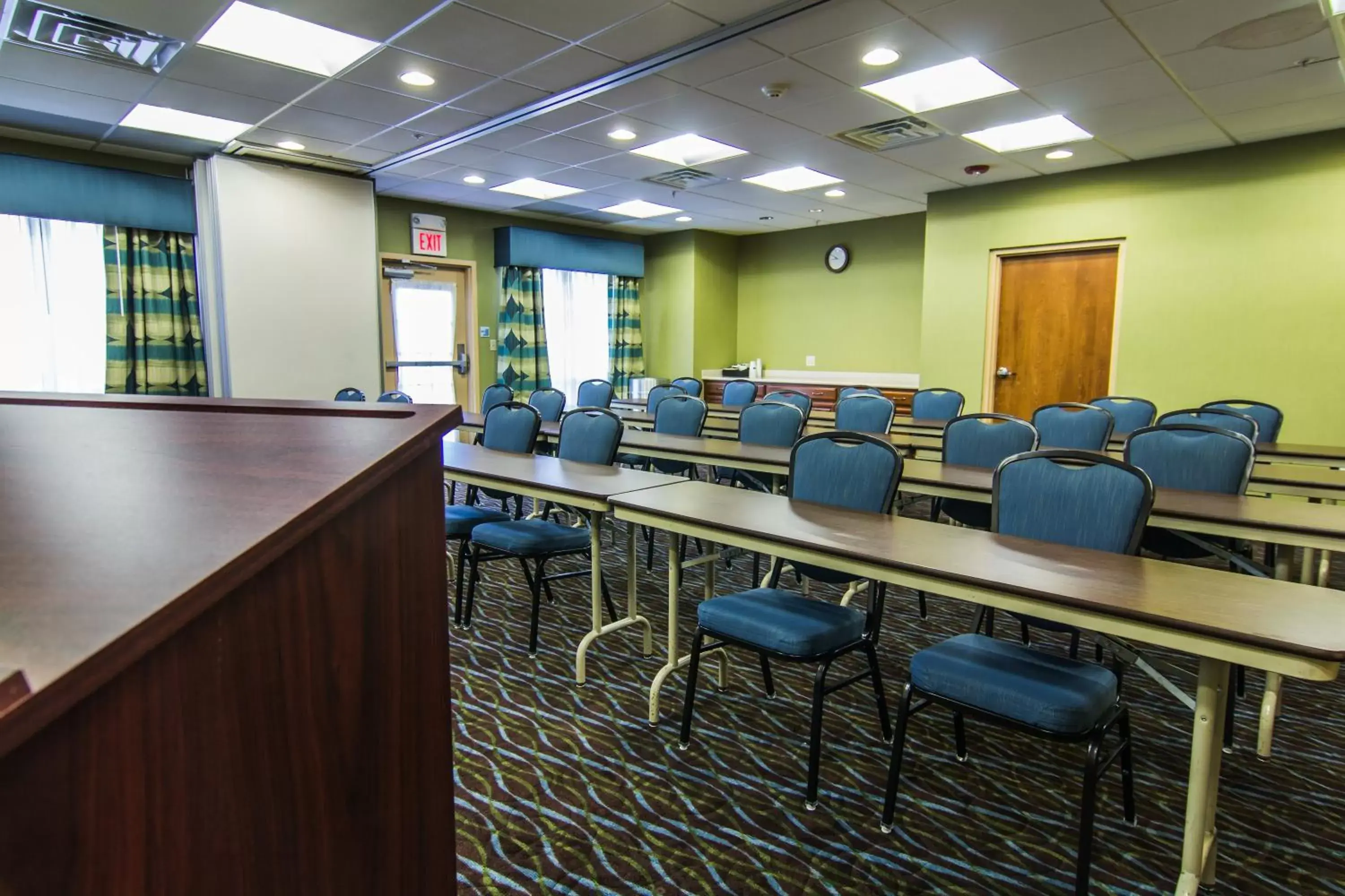 Meeting/conference room in Holiday Inn Express and Suites Winchester, an IHG Hotel