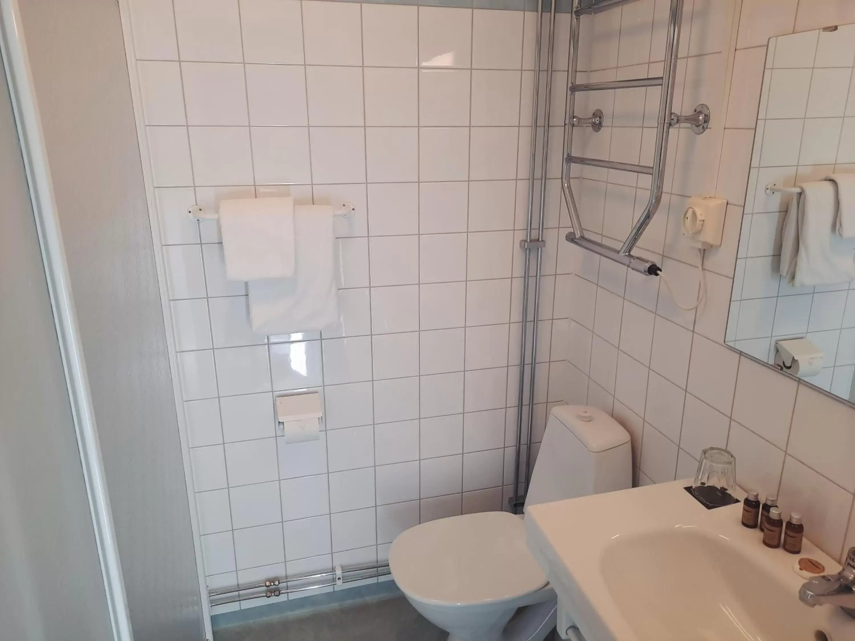 Shower, Bathroom in First Hotel Statt