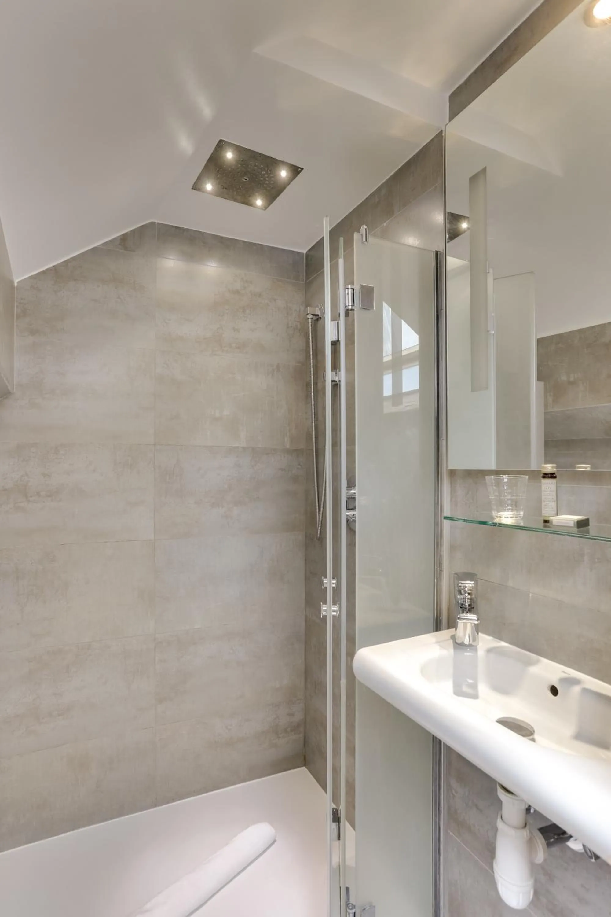 Bathroom in Hôtel Louvre Richelieu