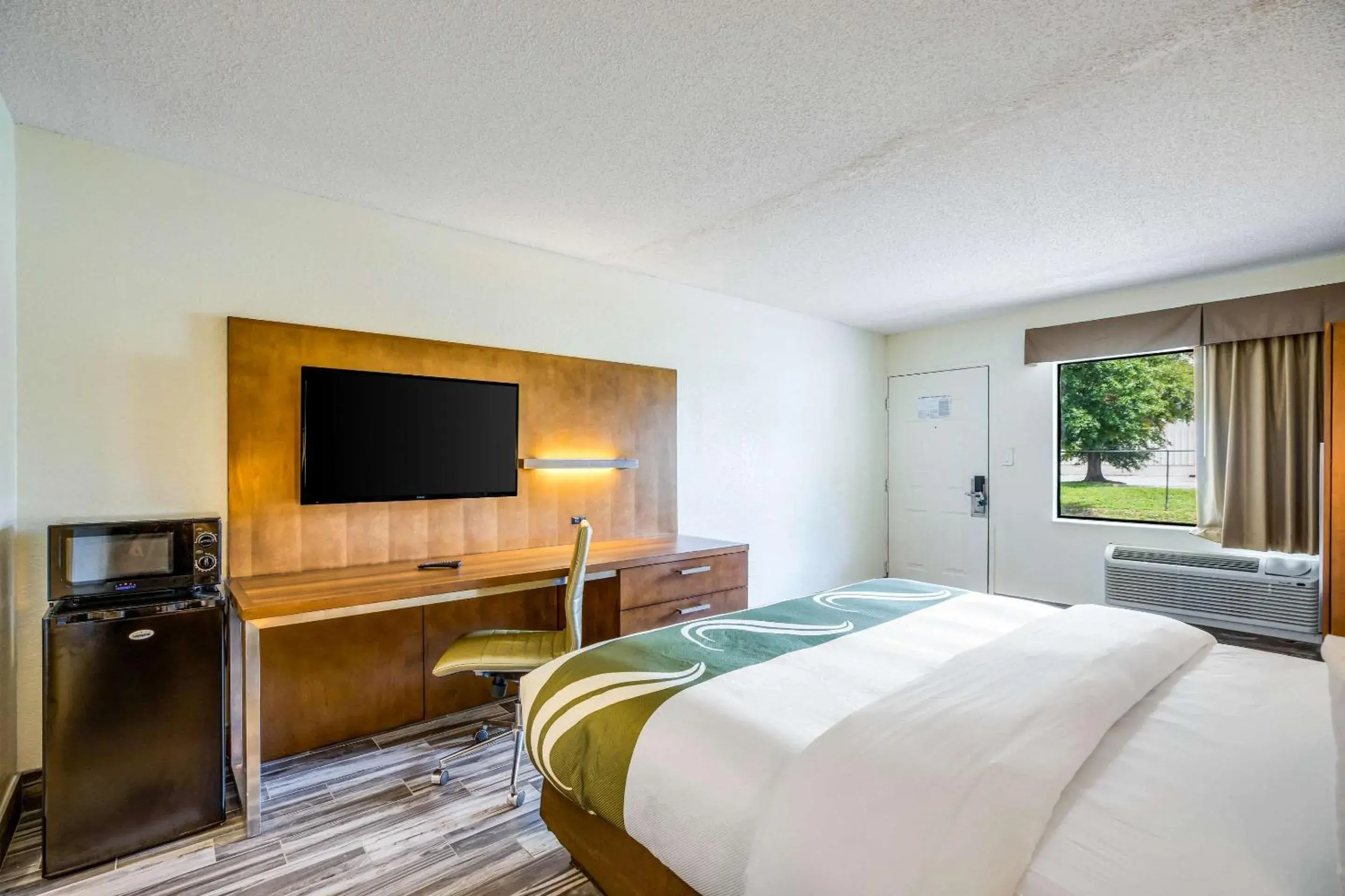 Bedroom, TV/Entertainment Center in Quality Inn & Suites Downtown