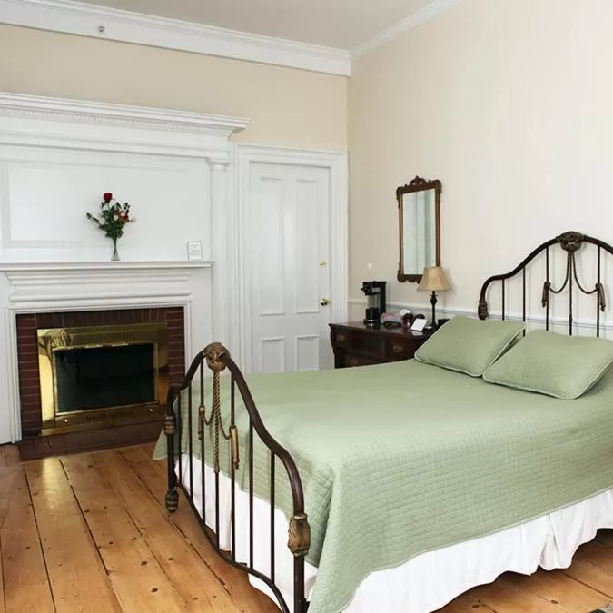 Bed in The Salem Inn