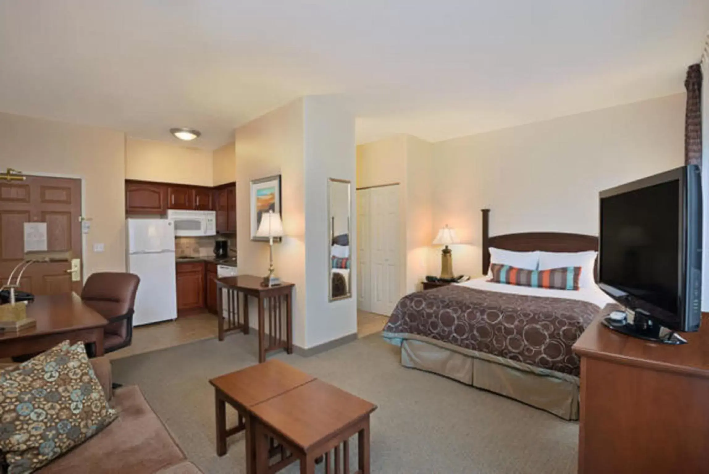 Bedroom, TV/Entertainment Center in Staybridge Suites Tucson Airport, an IHG Hotel