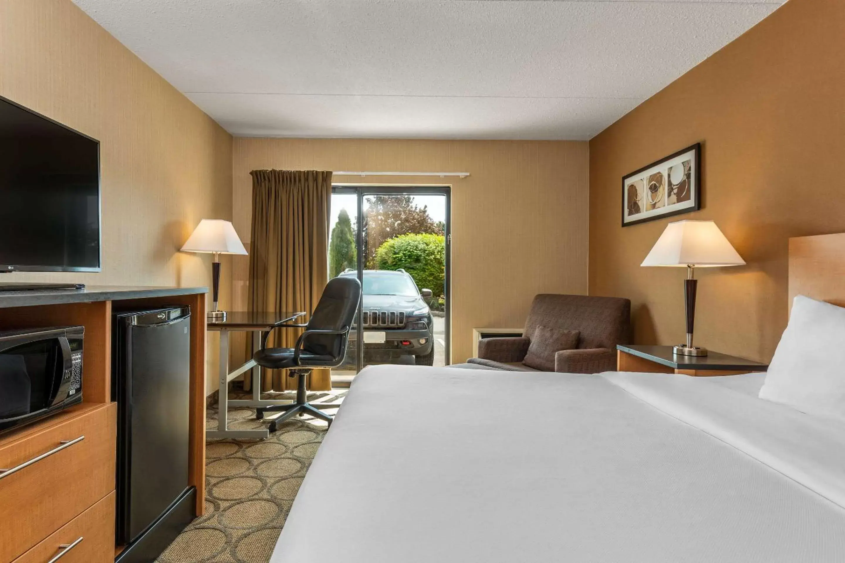 Photo of the whole room in Comfort Inn Chicoutimi