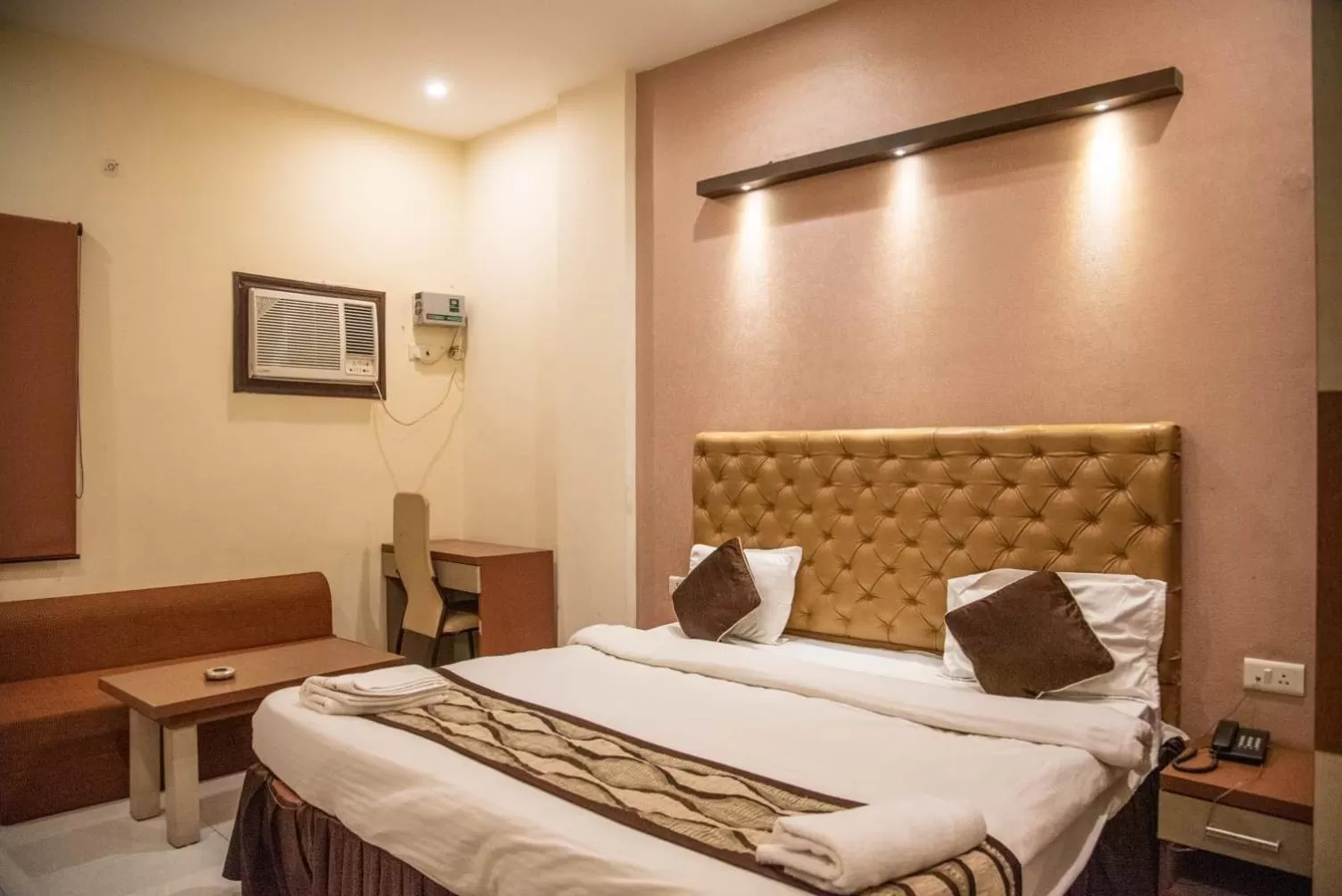 Bedroom, Bed in Maple Delite