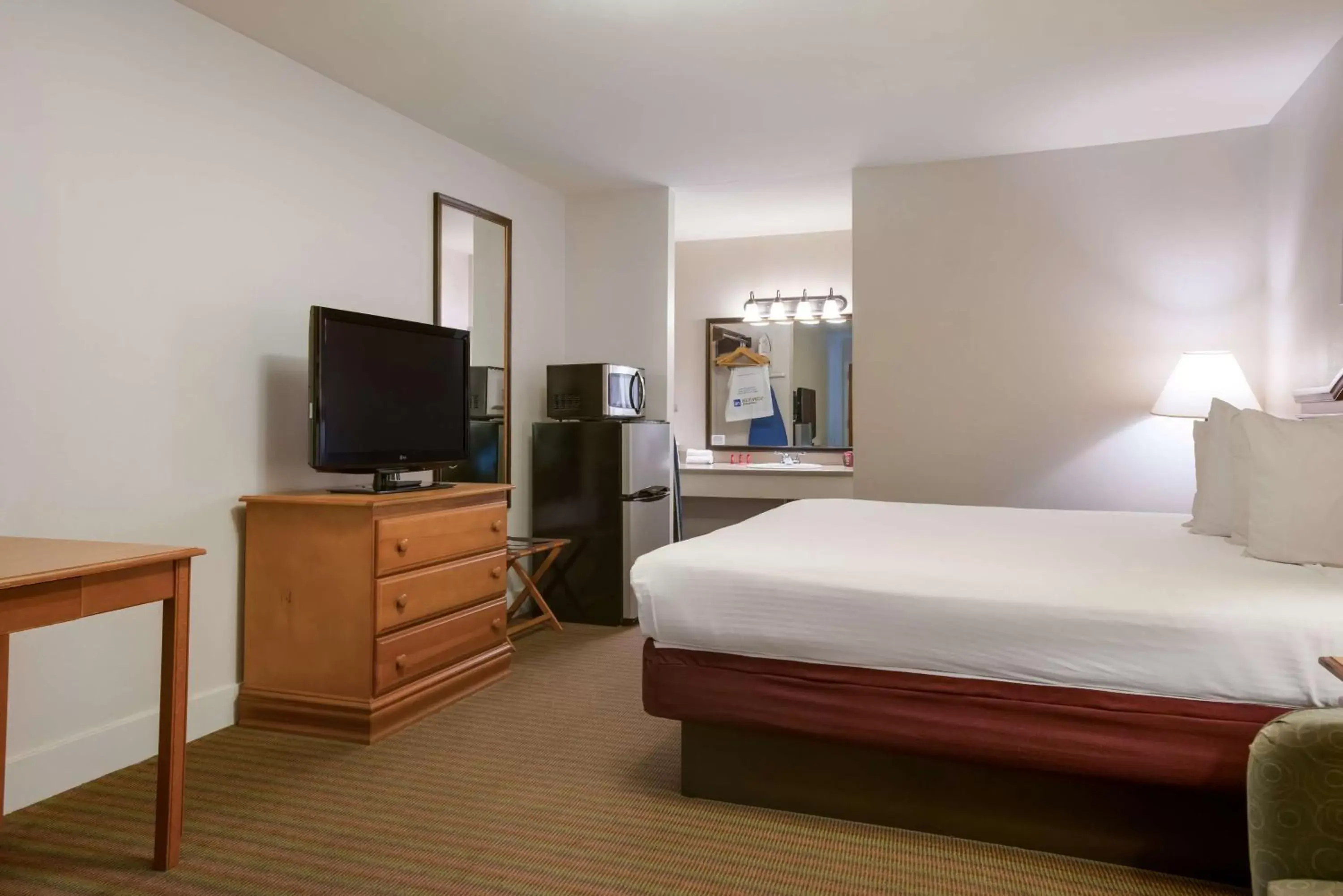 Bedroom, TV/Entertainment Center in SureStay Hotel by Best Western Leesville