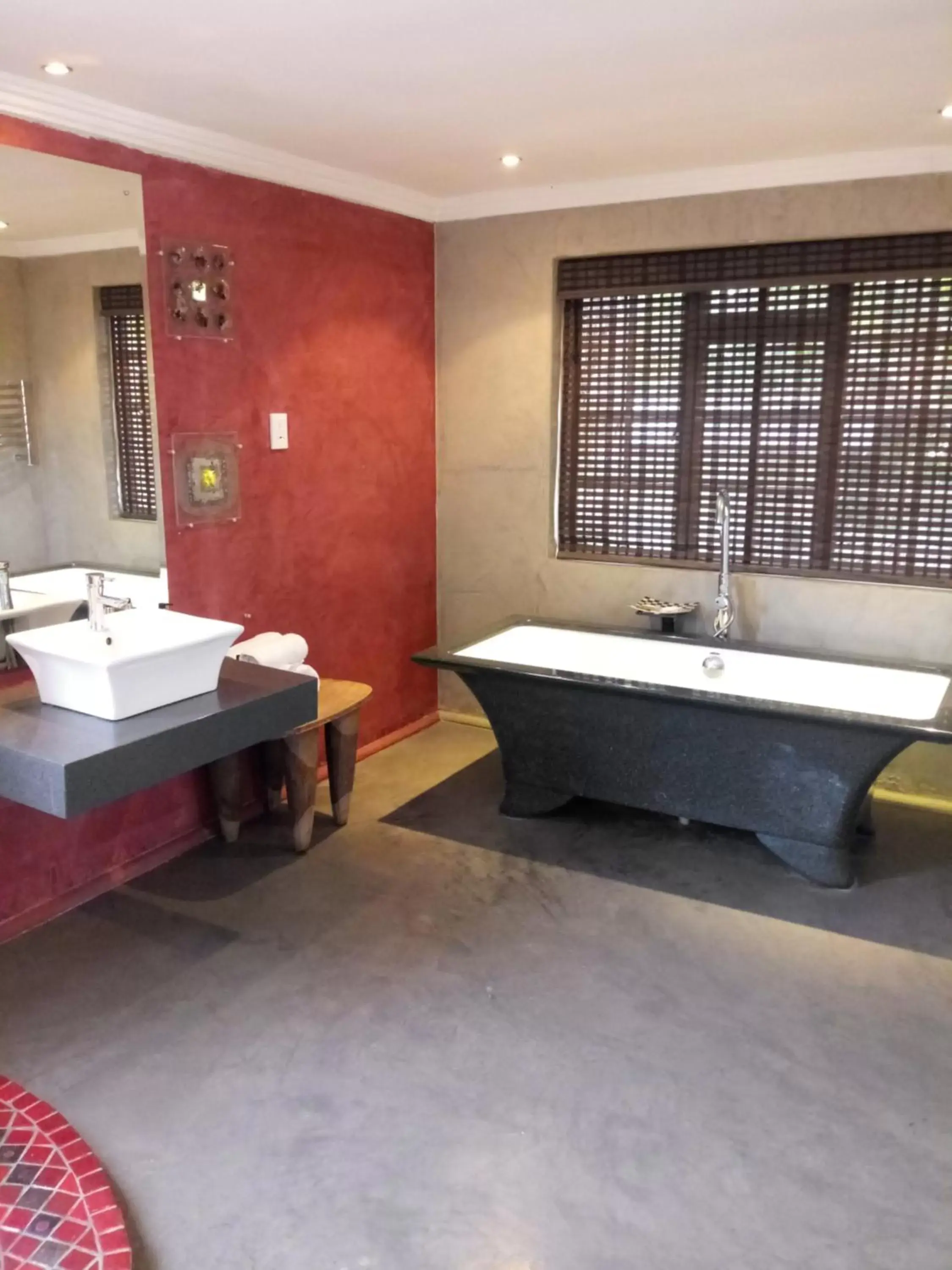 Bath, Bathroom in Singa Lodge - Lion Roars Hotels & Lodges