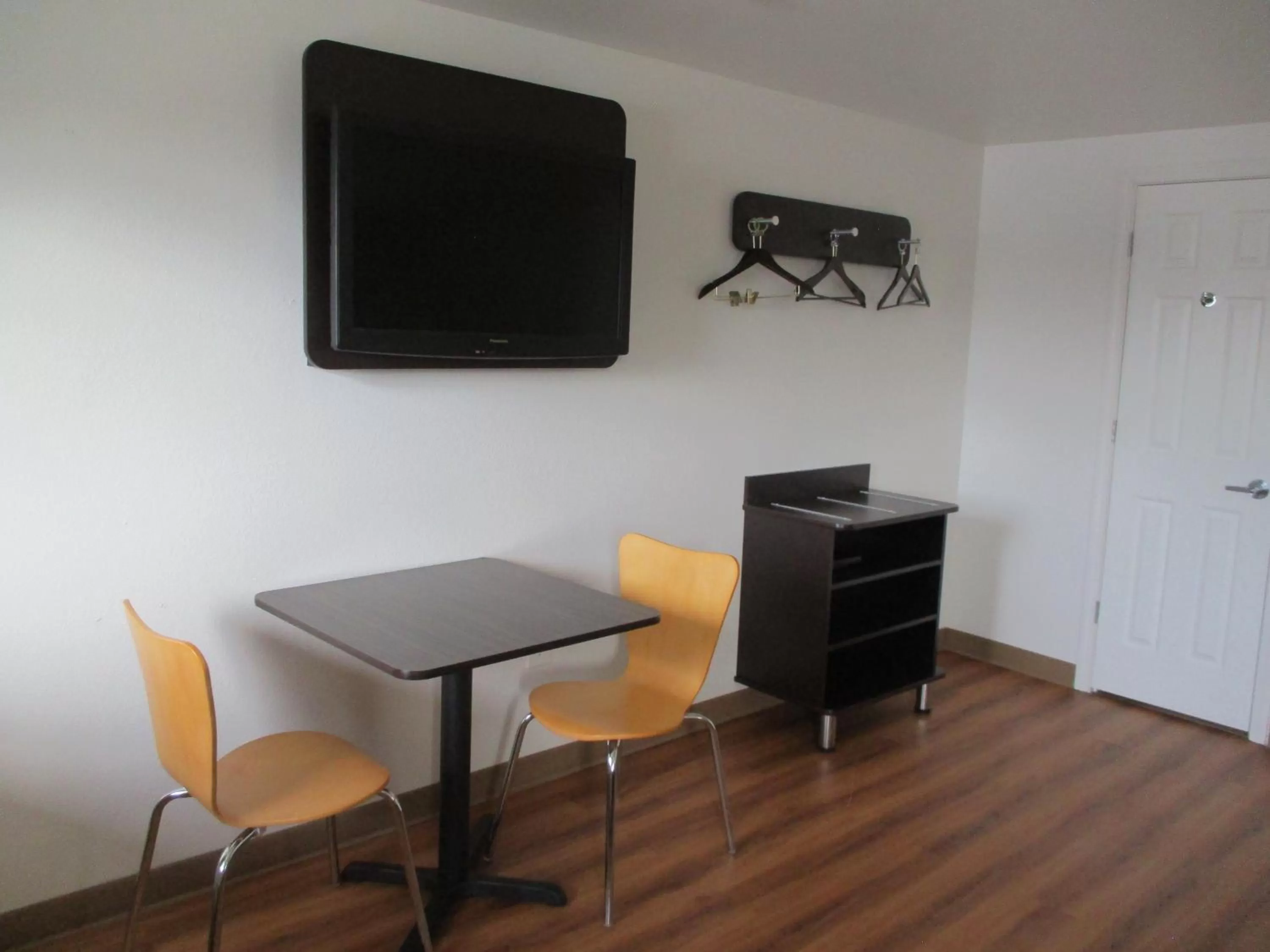 Seating area in Motel 6-North Olmsted, OH - Cleveland