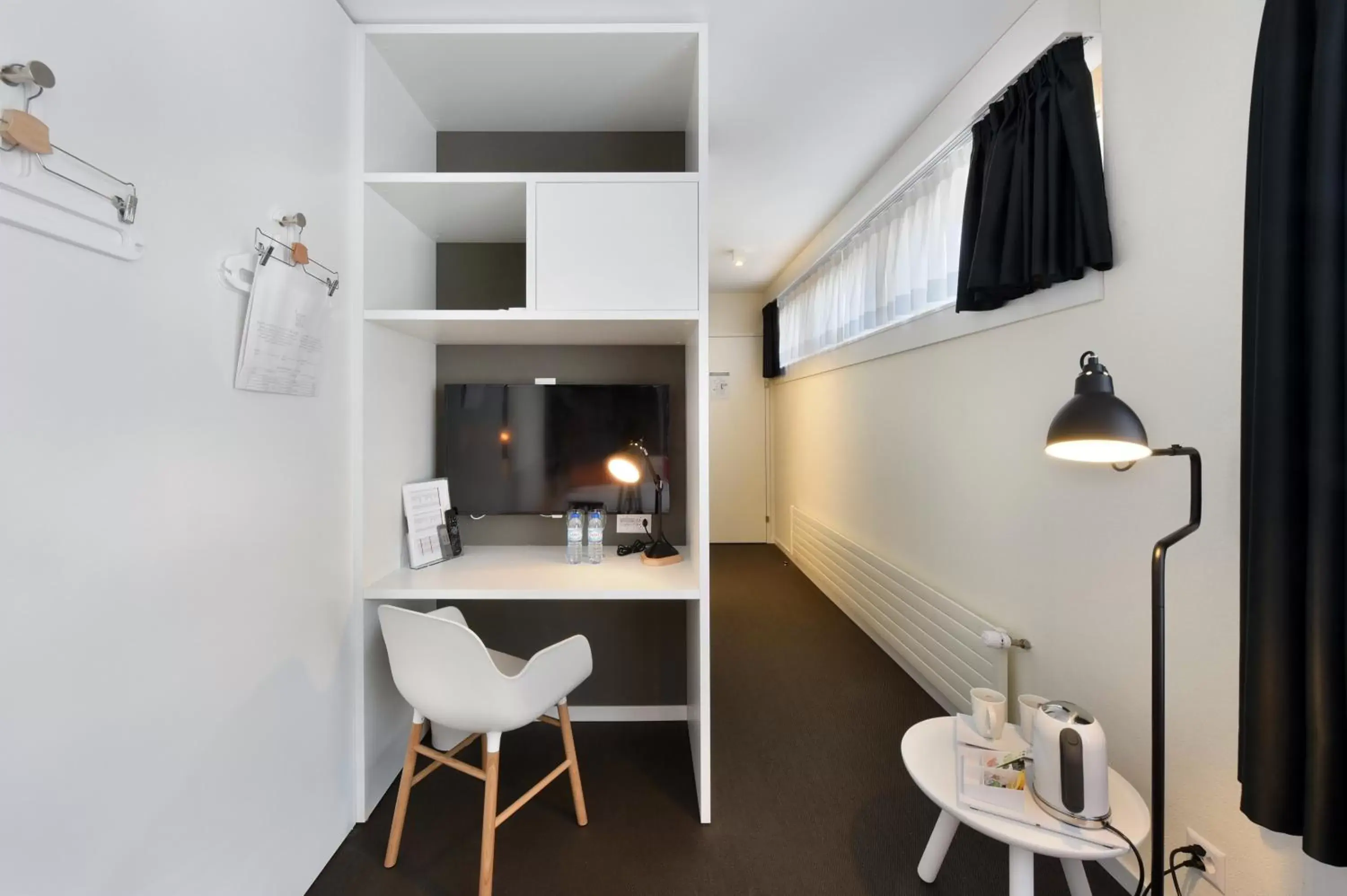 Seating area, Kitchen/Kitchenette in Home Swiss Hotel