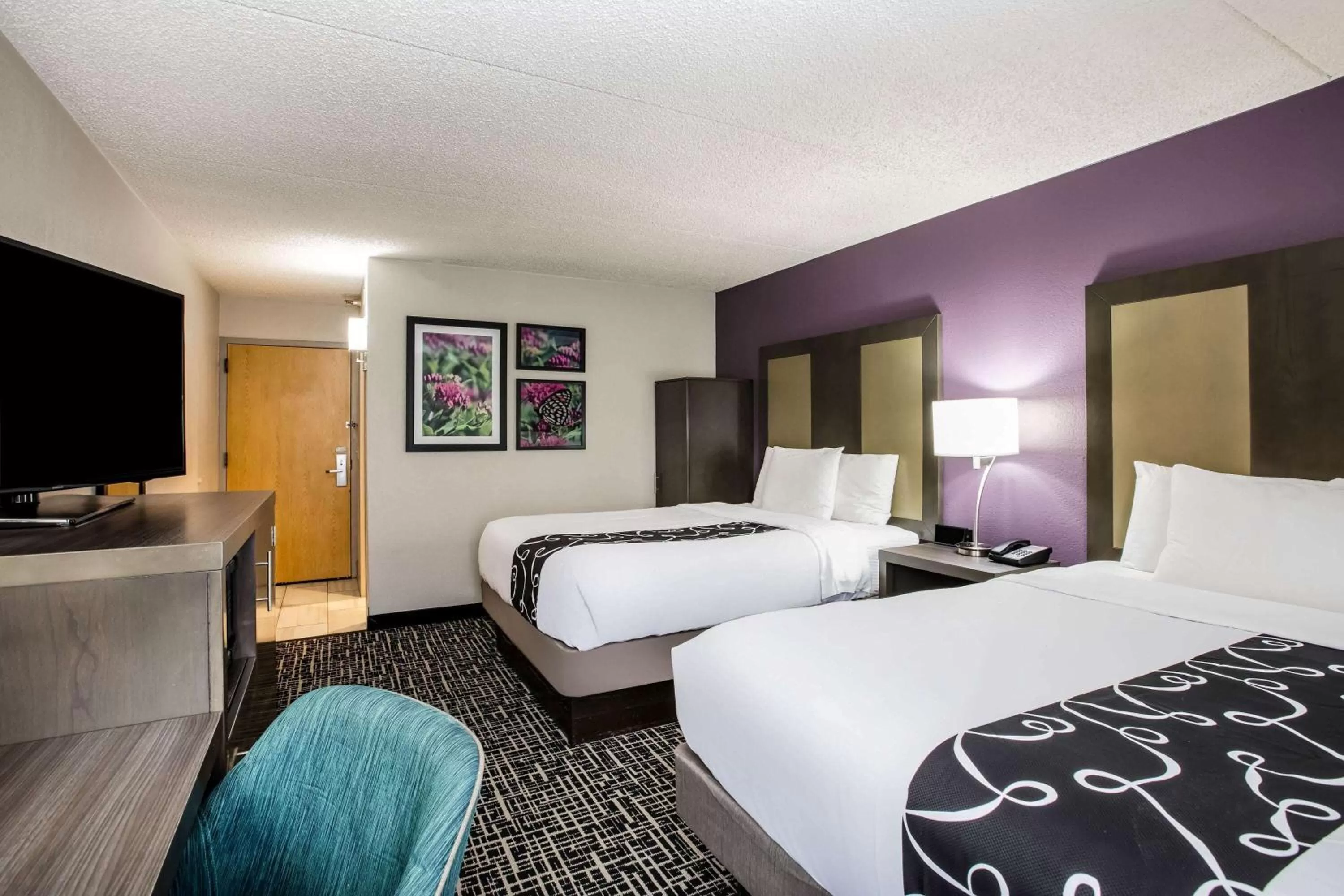 Photo of the whole room, Bed in La Quinta Inn by Wyndham Davenport & Conference Center