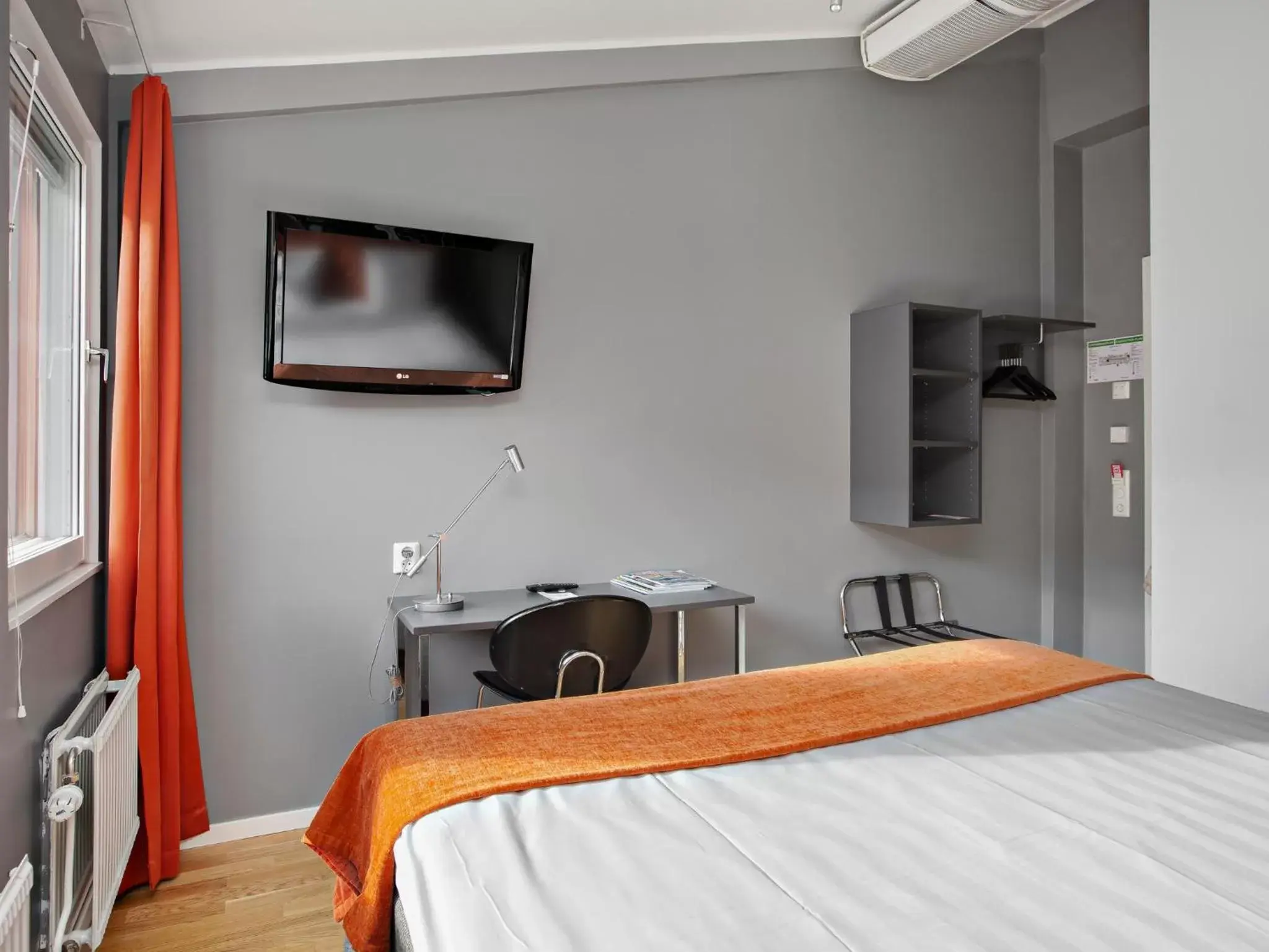 Bedroom, TV/Entertainment Center in Connect Hotel City