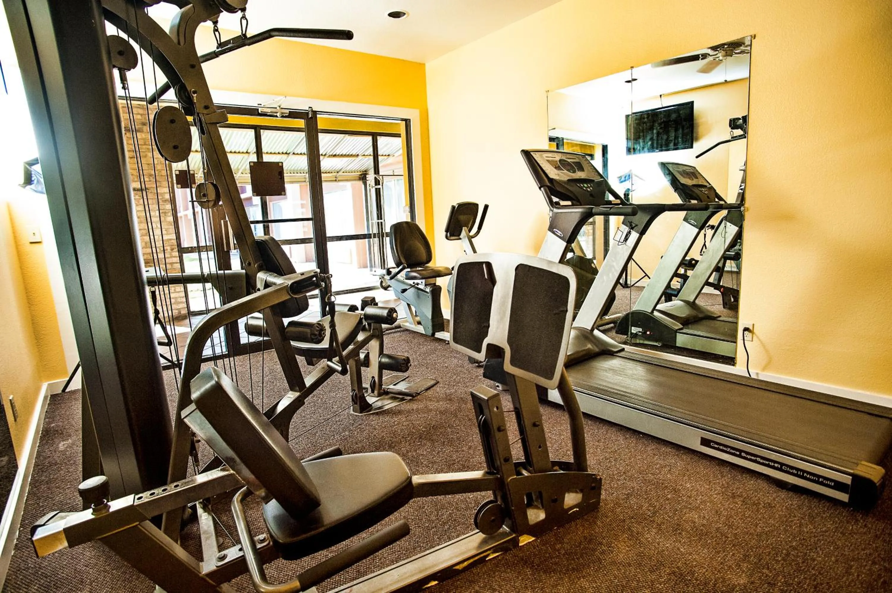 Fitness centre/facilities in Express Inn & Suites