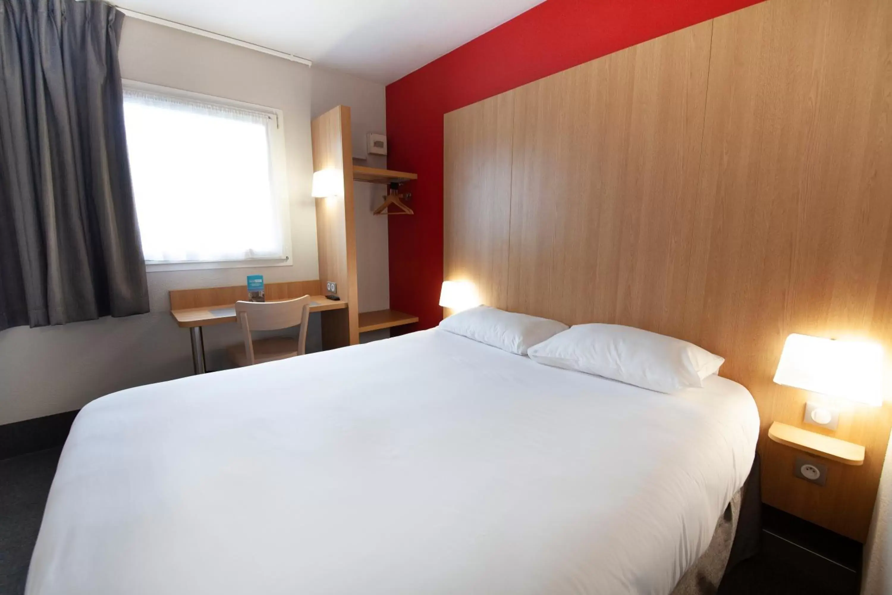 Bedroom, Bed in Kyriad Direct Clermont Ferrand Nord Gerzat