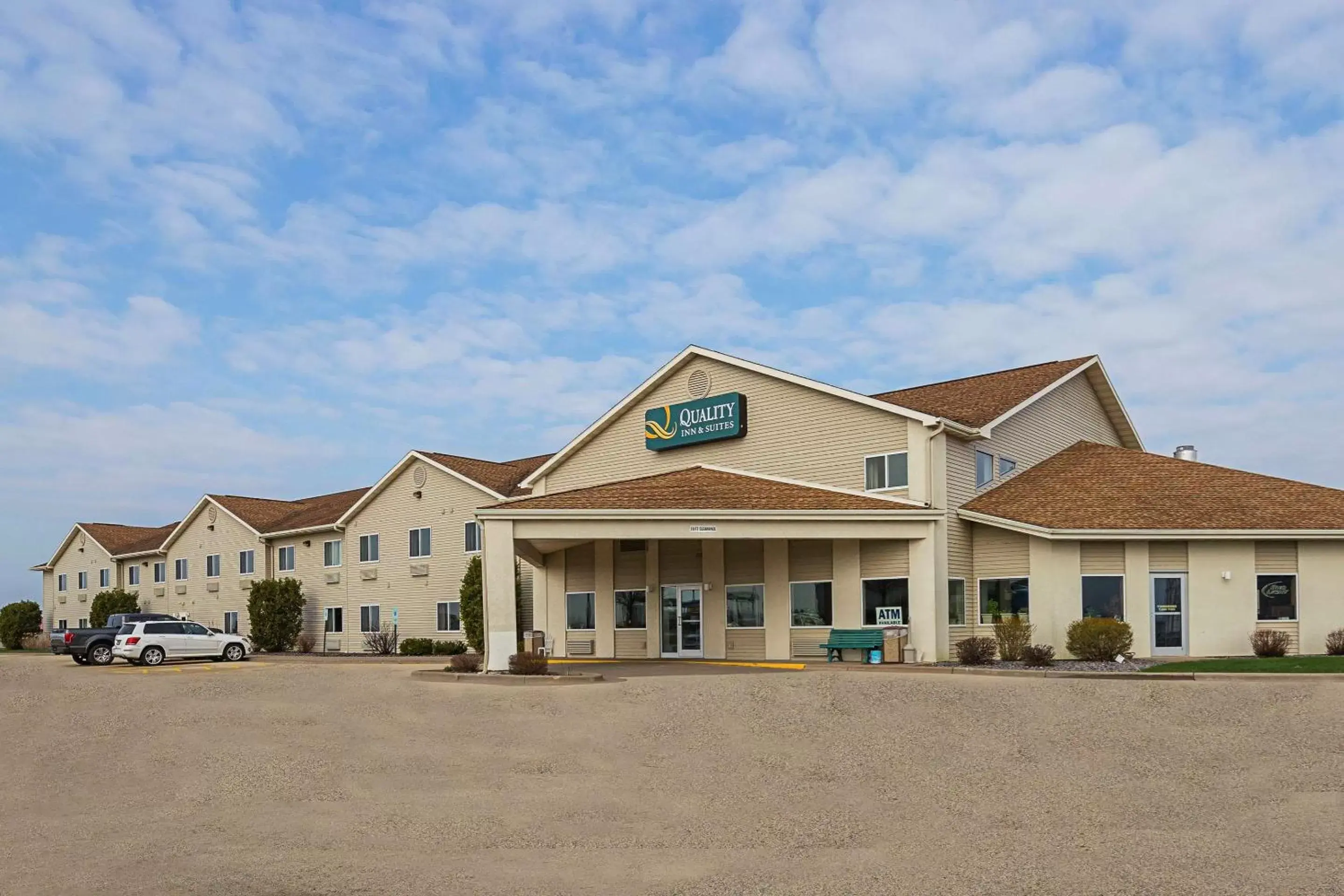 Property building in Quality Inn & Suites Belmont Route 151 Property building in Quality Inn & Suites Belmont Route 151