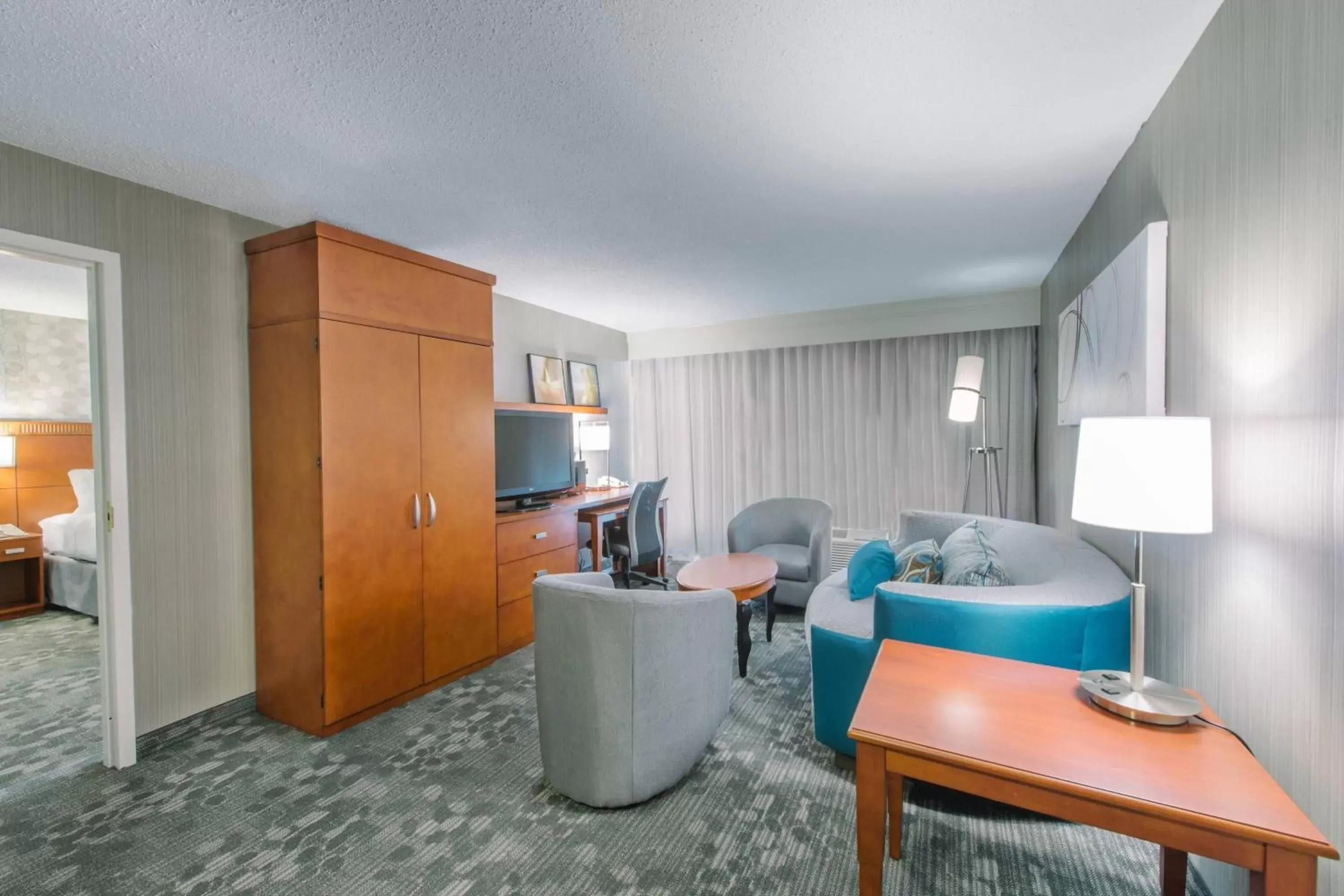 Living room, Seating Area in Courtyard by Marriott Nashua