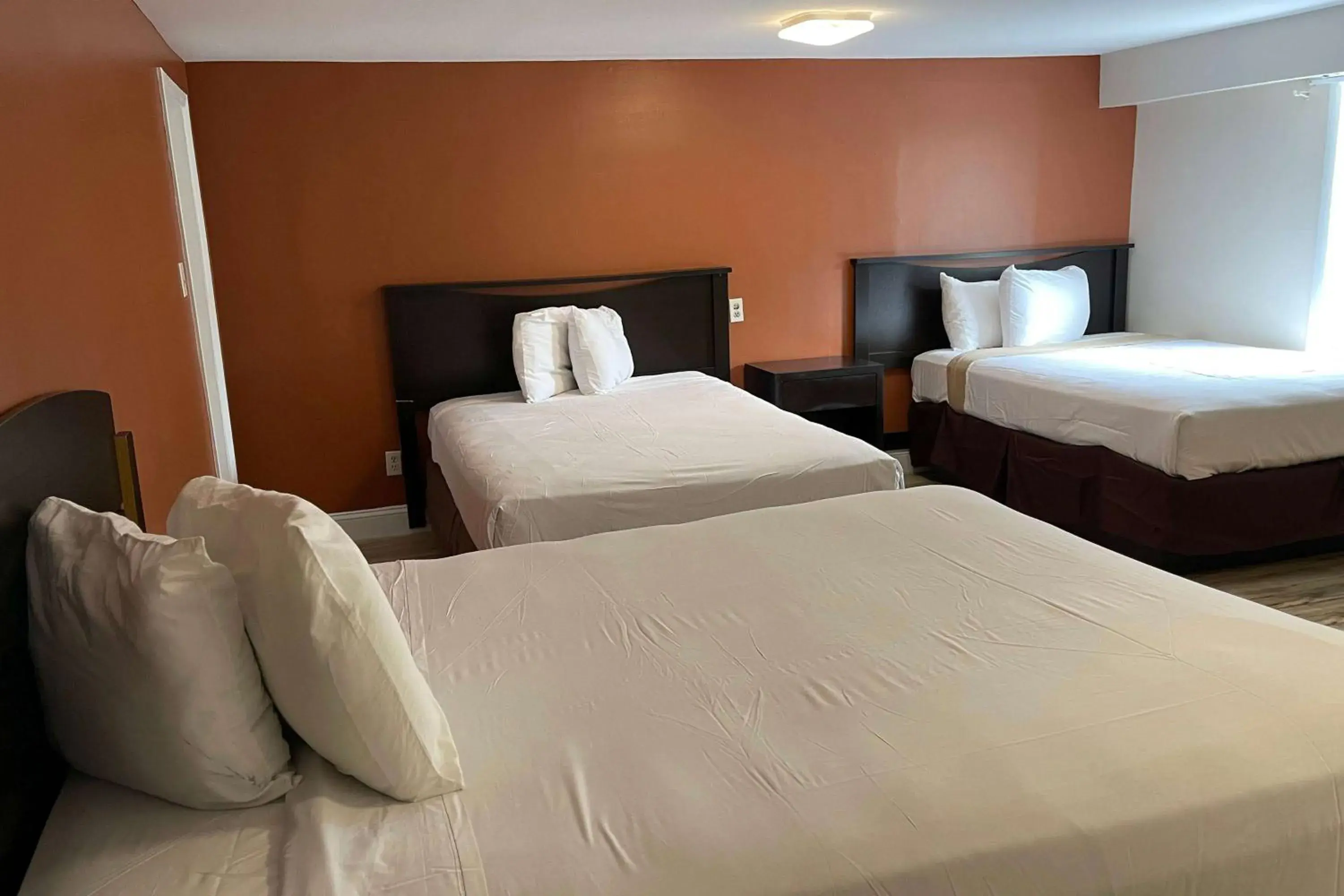 Photo of the whole room, Bed in Wildwood Inn, a Travelodge by Wyndham