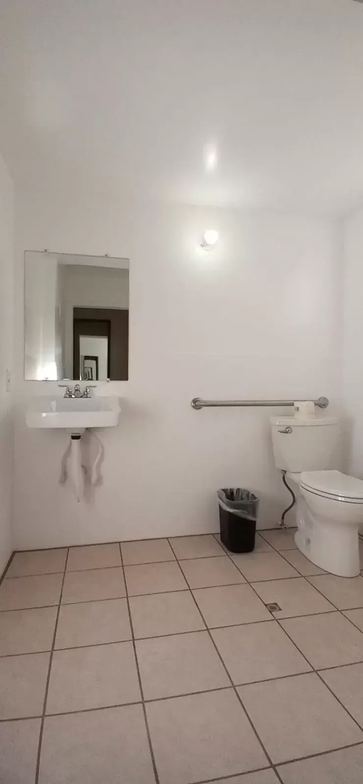 Bathroom in Budget Inn