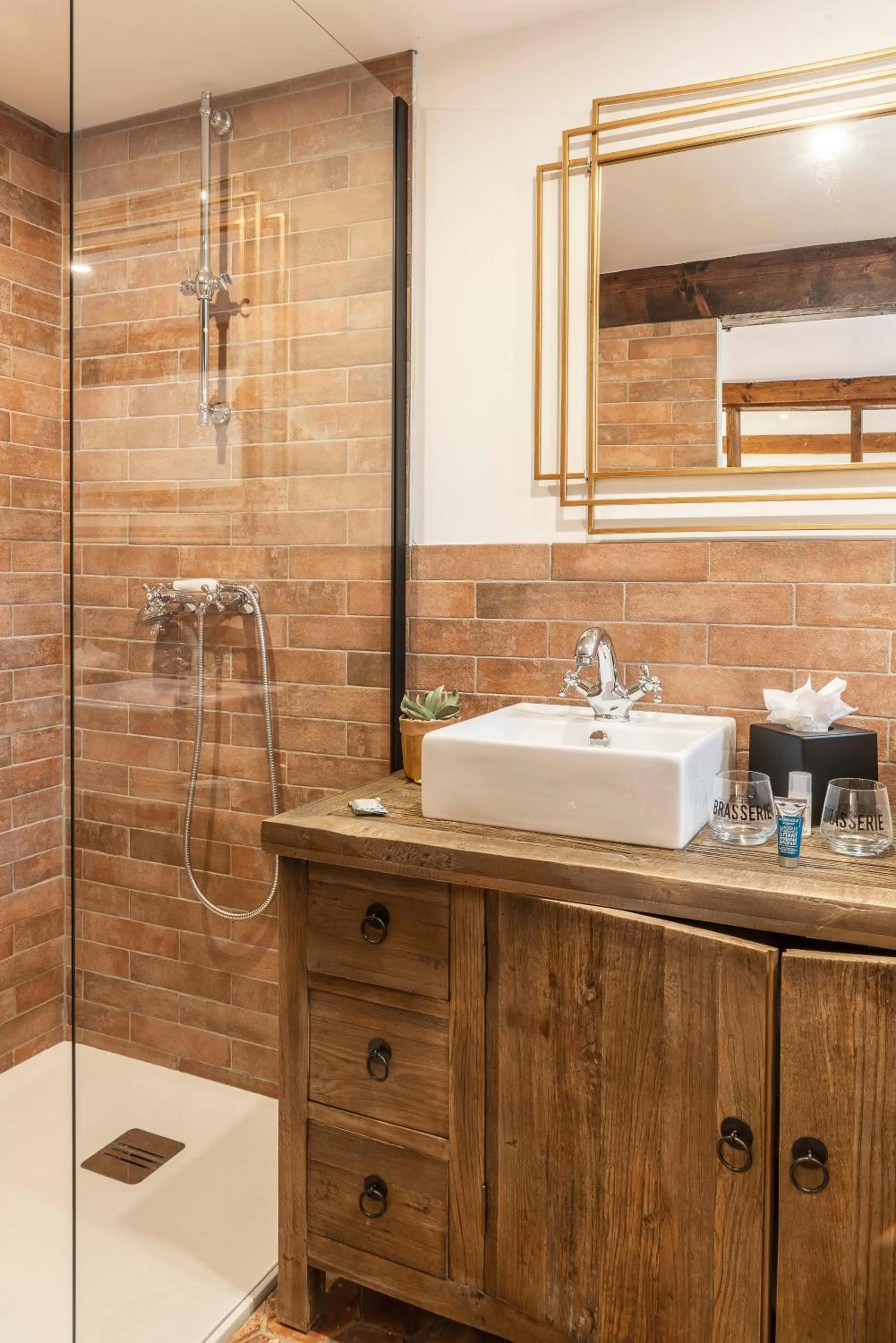 Shower in La Maison du Corsaire