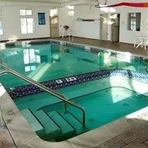Swimming Pool in Pellston Lodge Swimming Pool in Pellston Lodge
