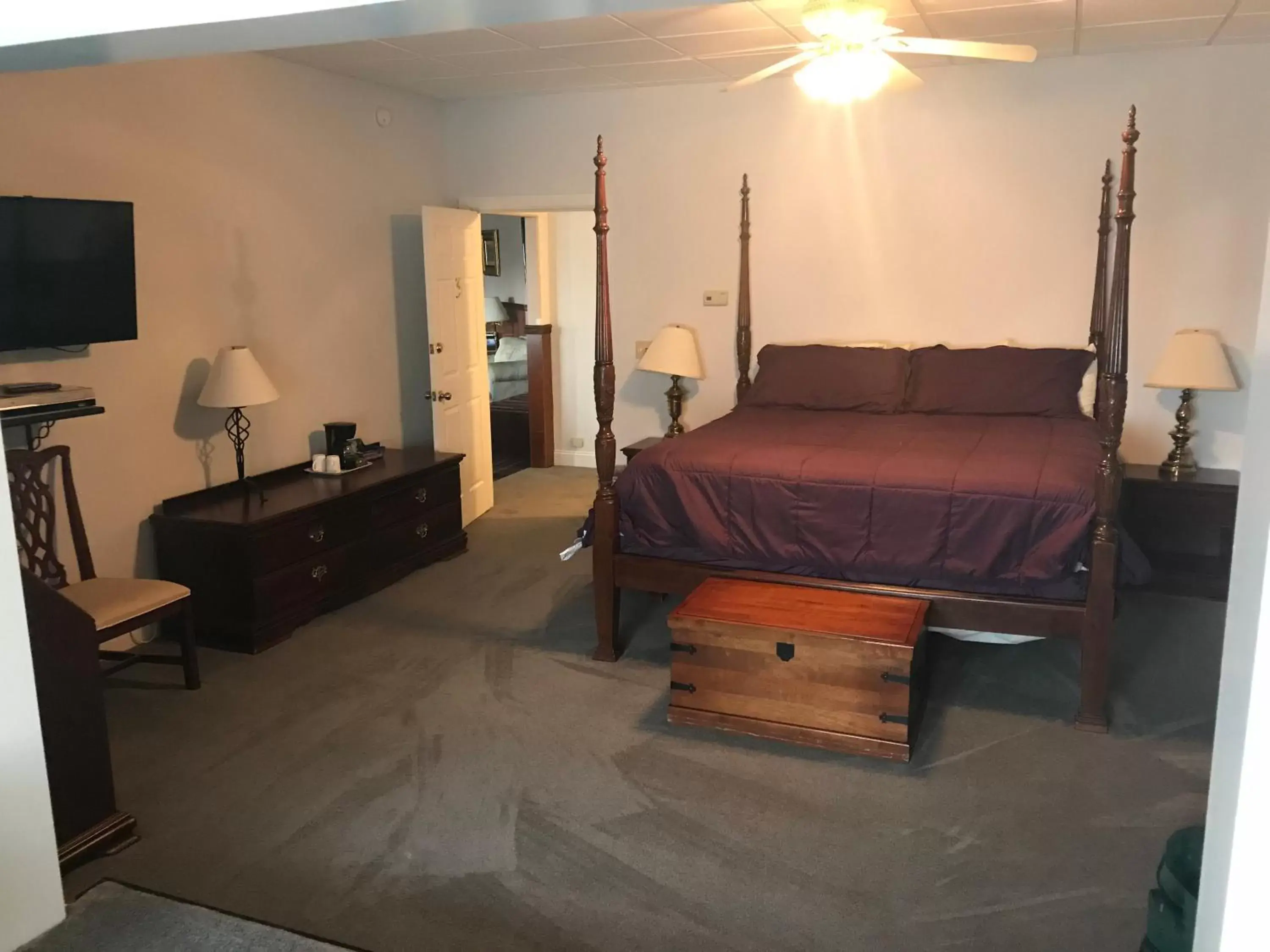 Bedroom, Bed in Longhouse Manor B&B