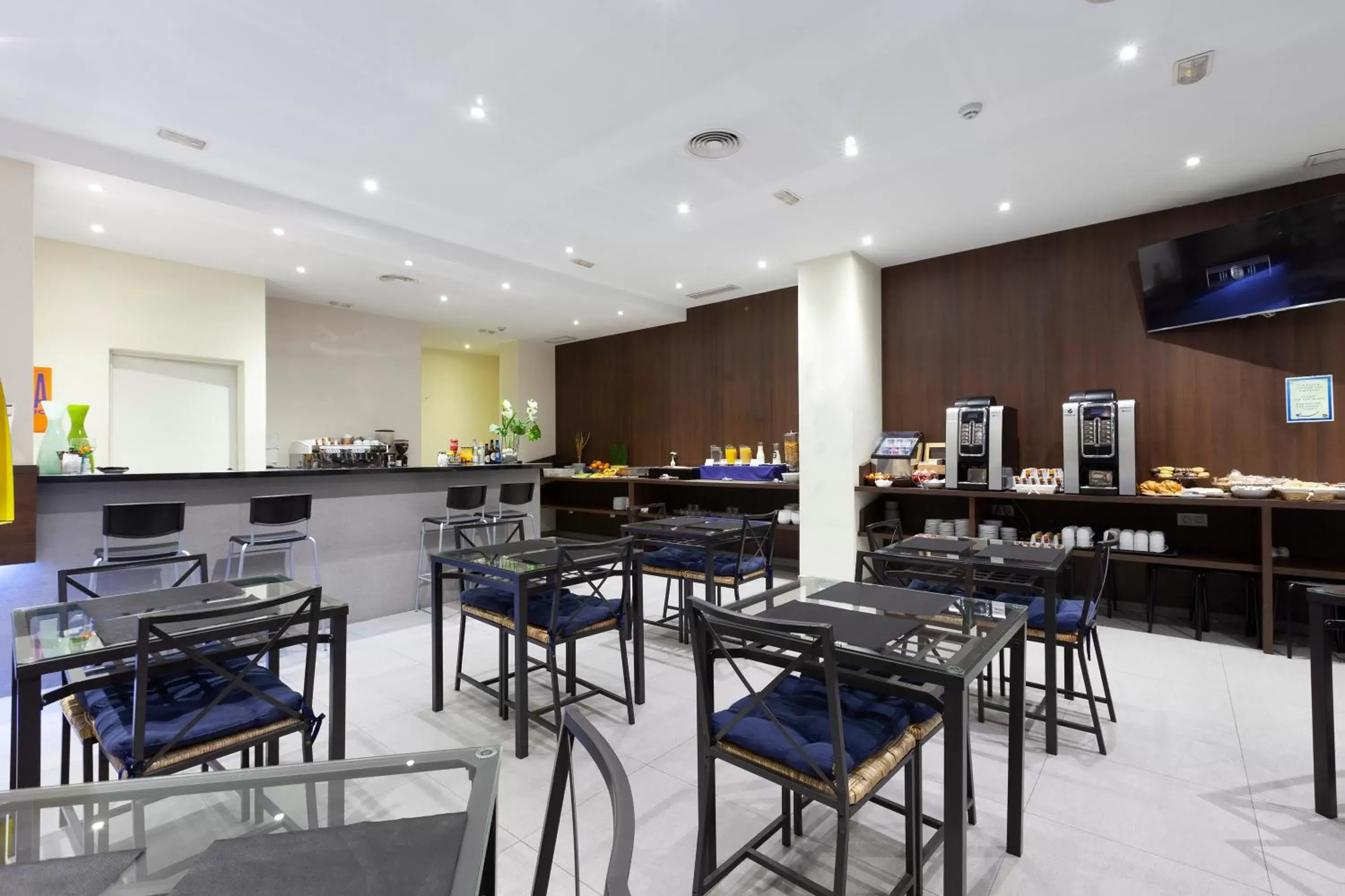 Continental breakfast, Restaurant/Places to Eat in Hotel Olympia Universidades