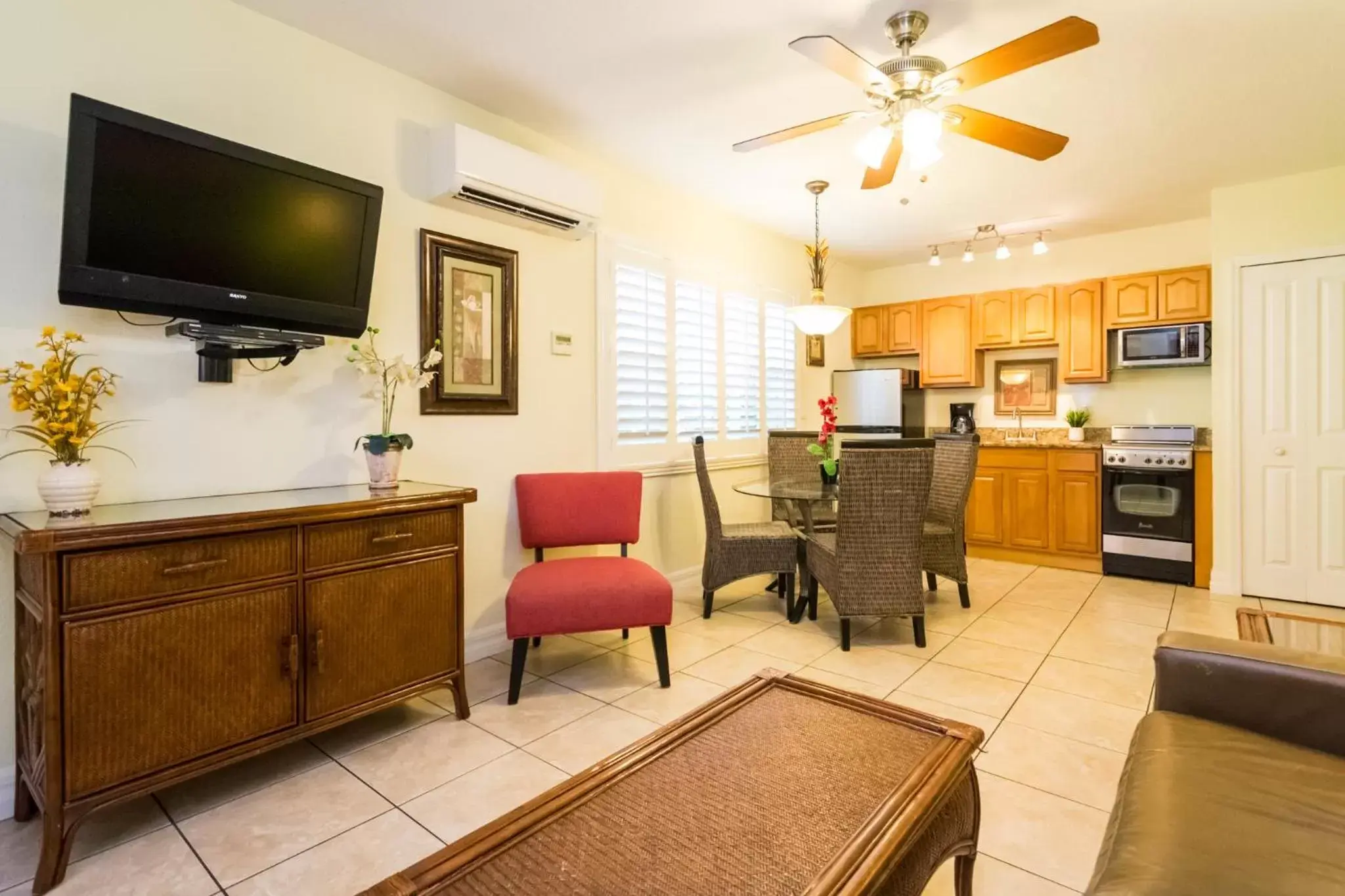 Kitchen or kitchenette, Seating Area in Tropical Beach Resorts - Sarasota