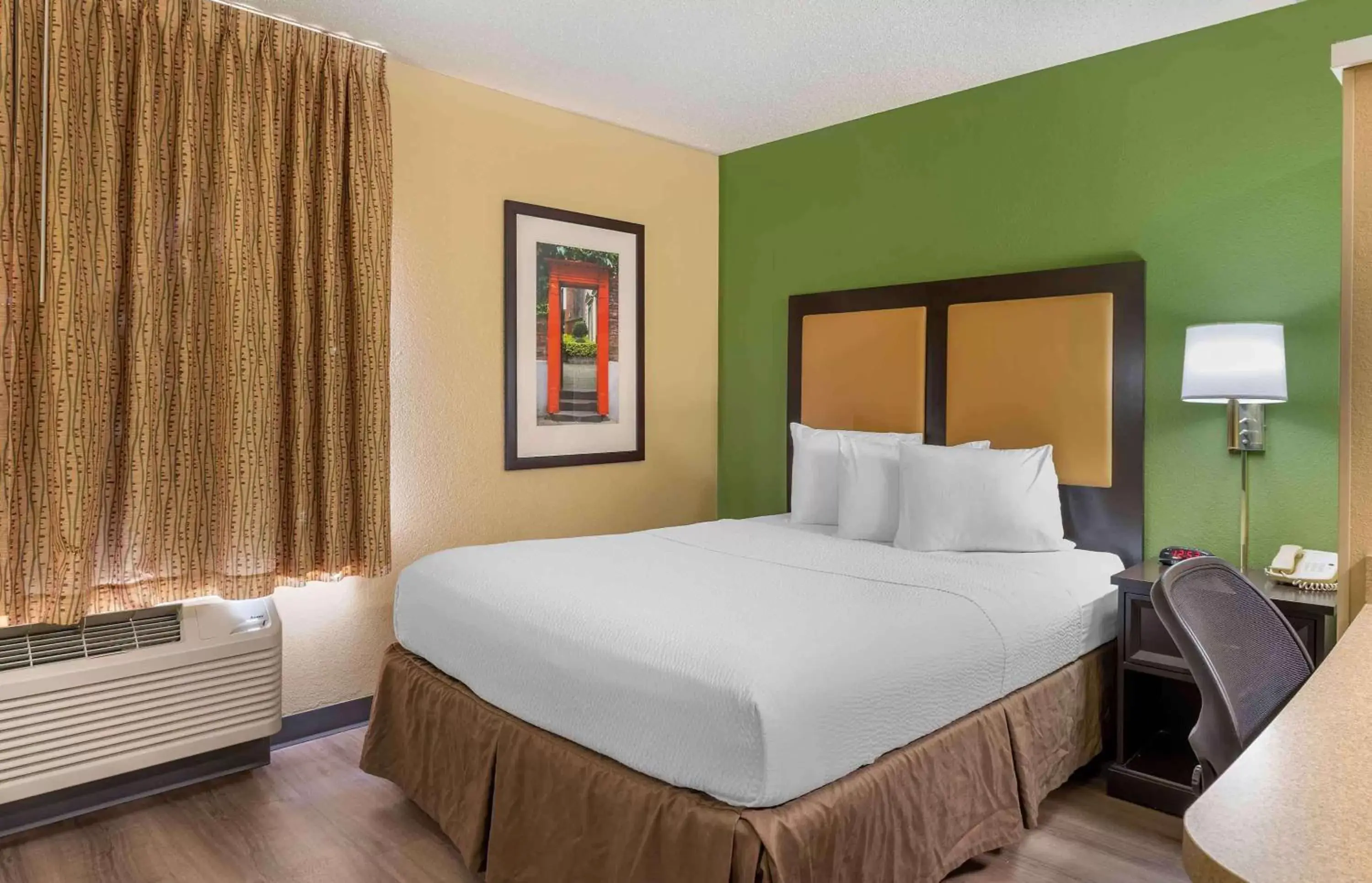Bedroom, Bed in Extended Stay America Suites - Merrillville - US Rte 30