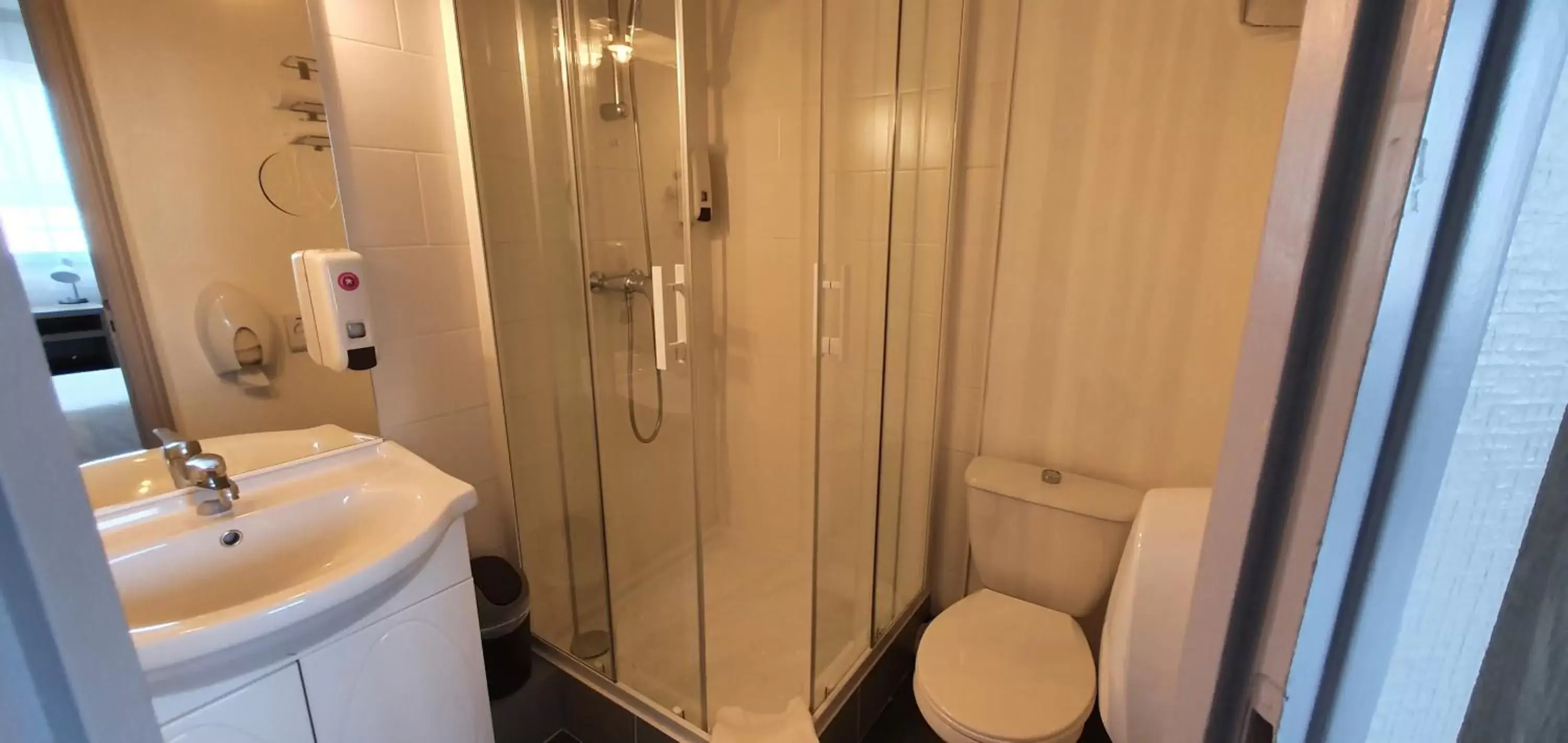 Bathroom in The Originals City, Hôtel Les Océanes, Lorient (Inter-Hotel)