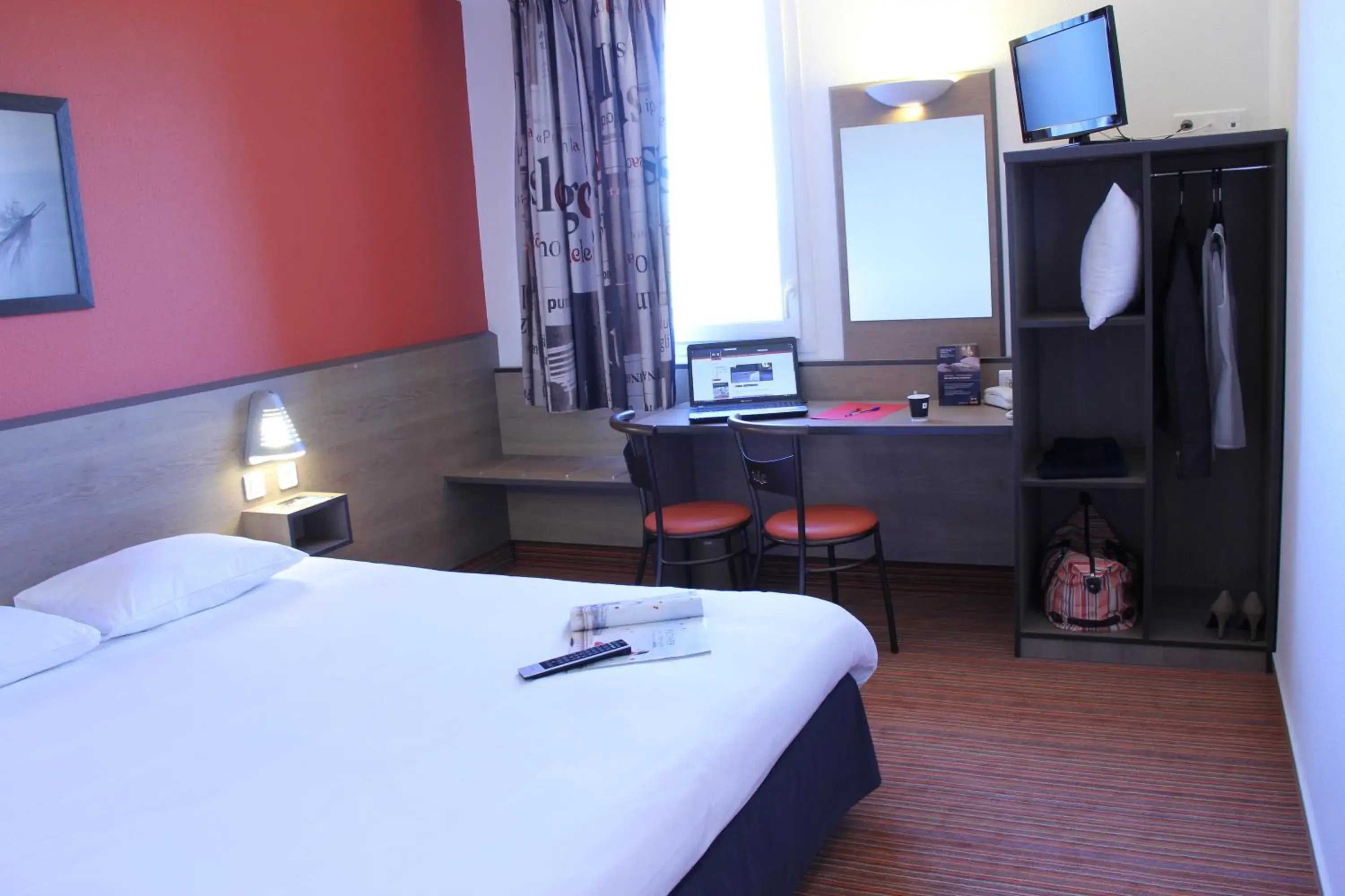 TV and multimedia, Bed in Ace Hotel Chateauroux