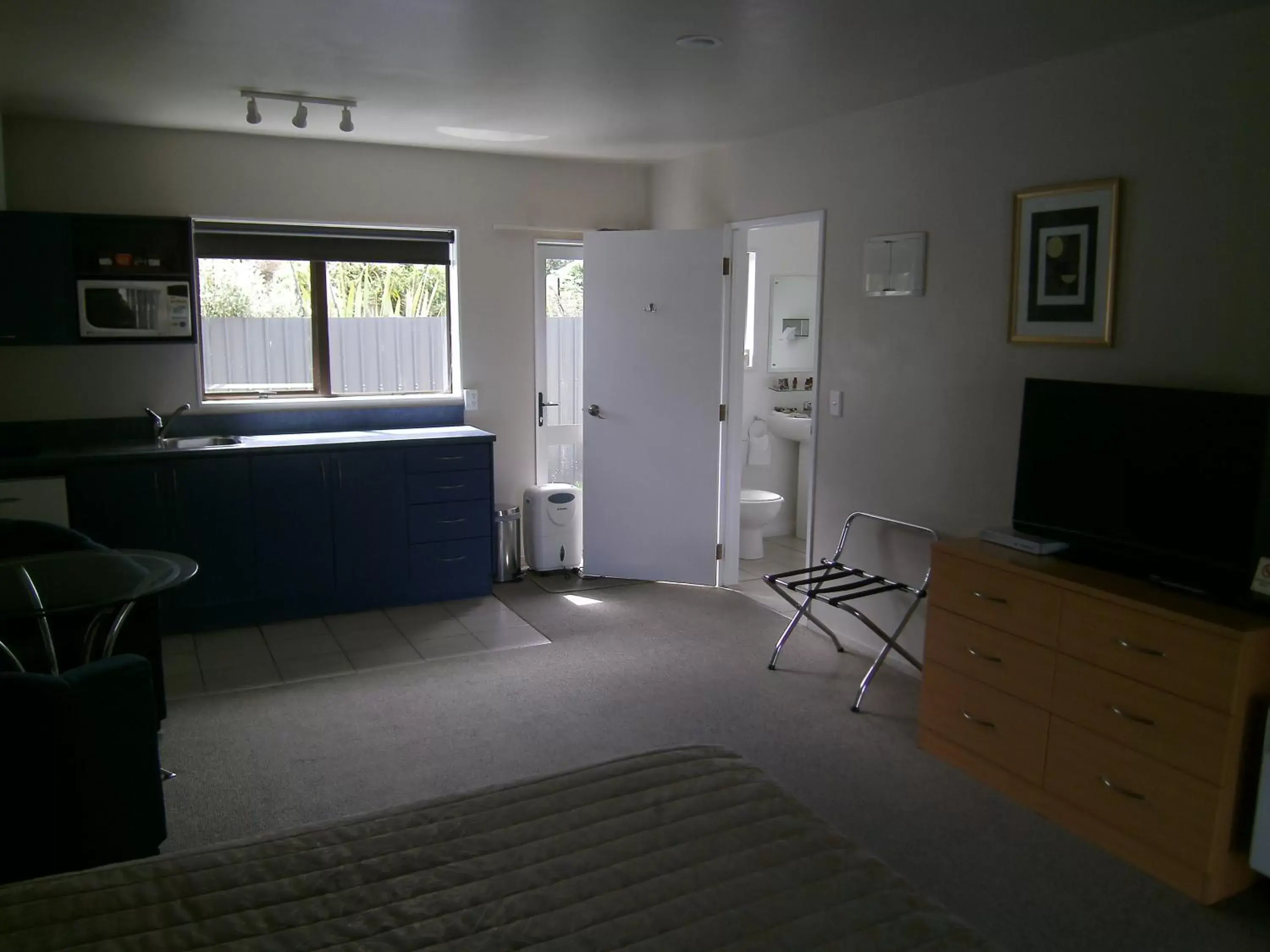 Living room, TV/Entertainment Center in Anchorage Motel Apartments