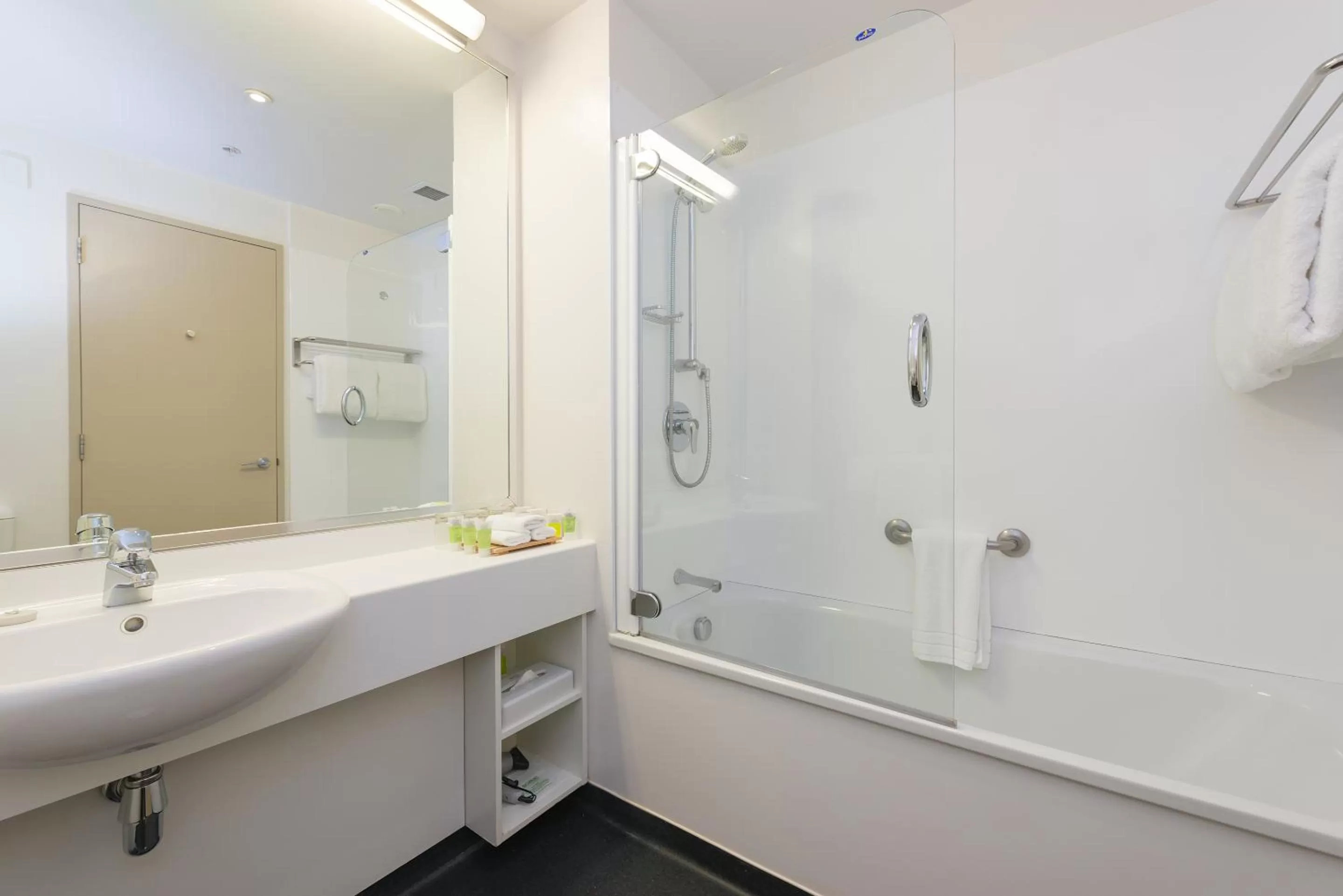 Bathroom in Scenic Hotel Dunedin City