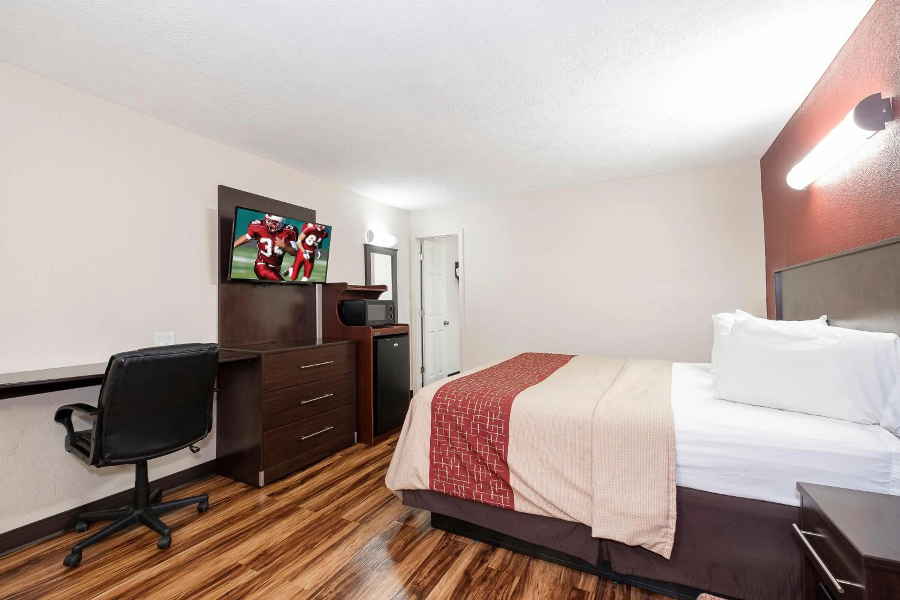 Photo of the whole room, Bed in Red Roof Inn Starkville - University