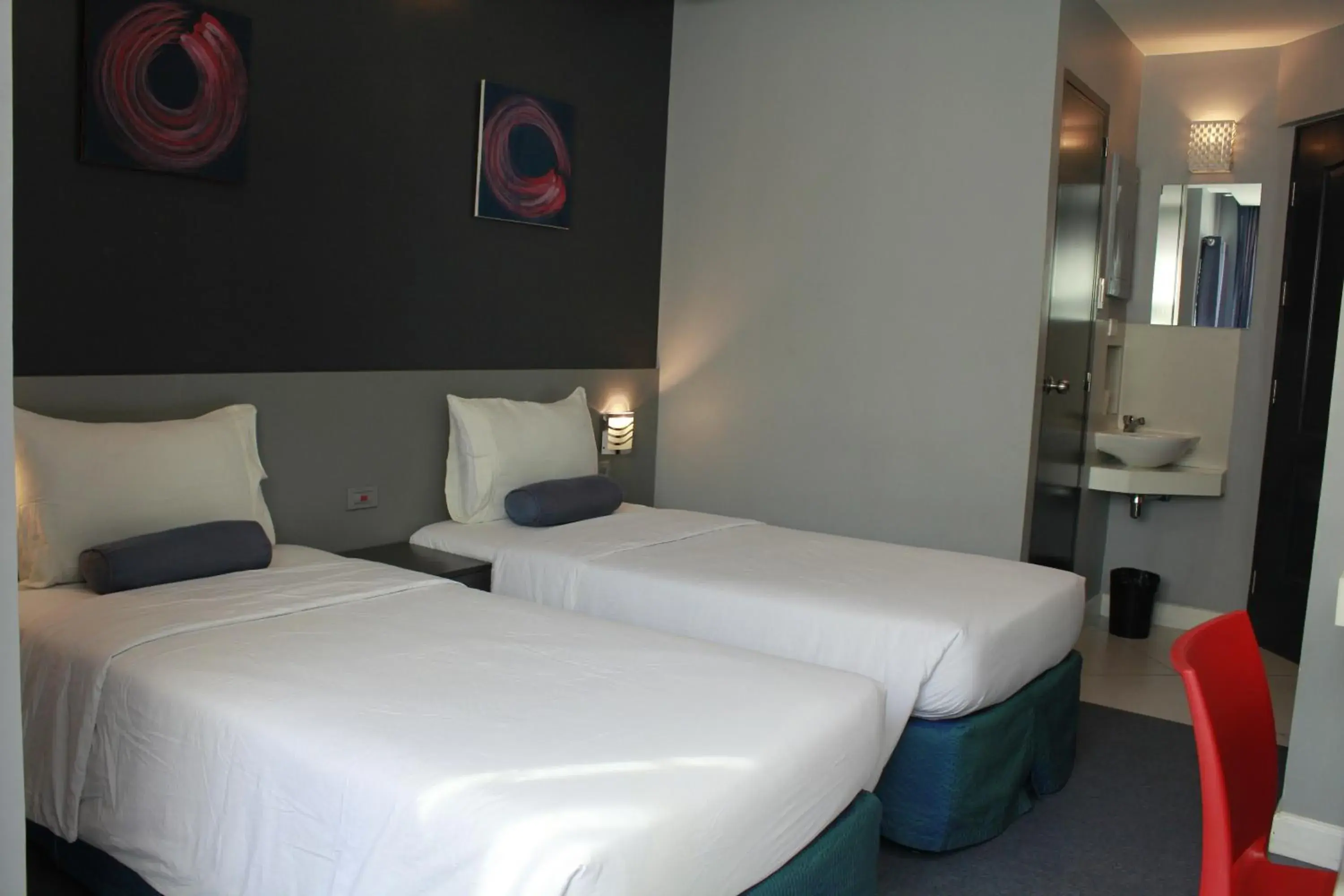 Photo of the whole room, Bed in Leez Inn Malate