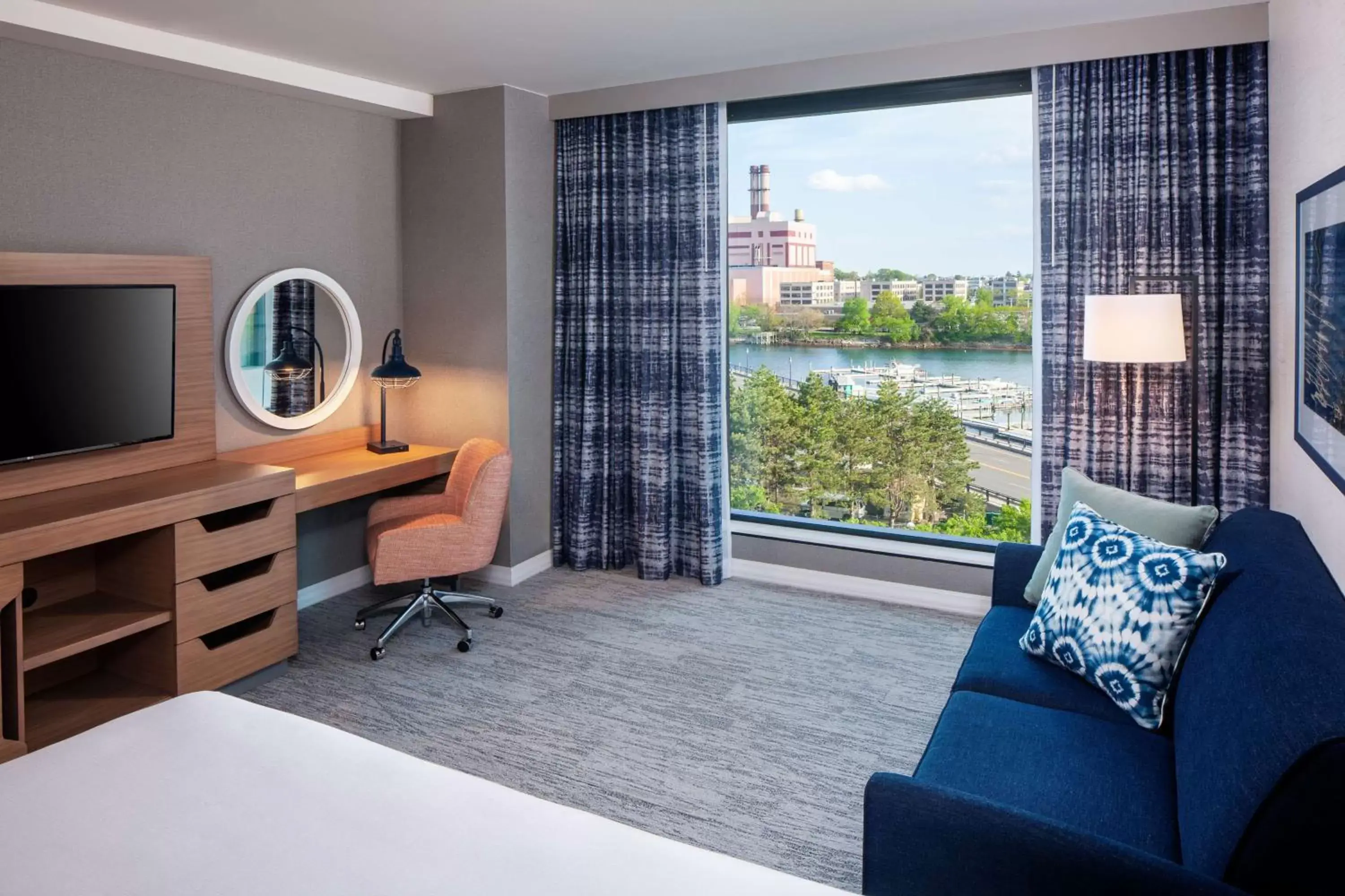 Bedroom, Seating Area in Hampton Inn Boston Seaport District