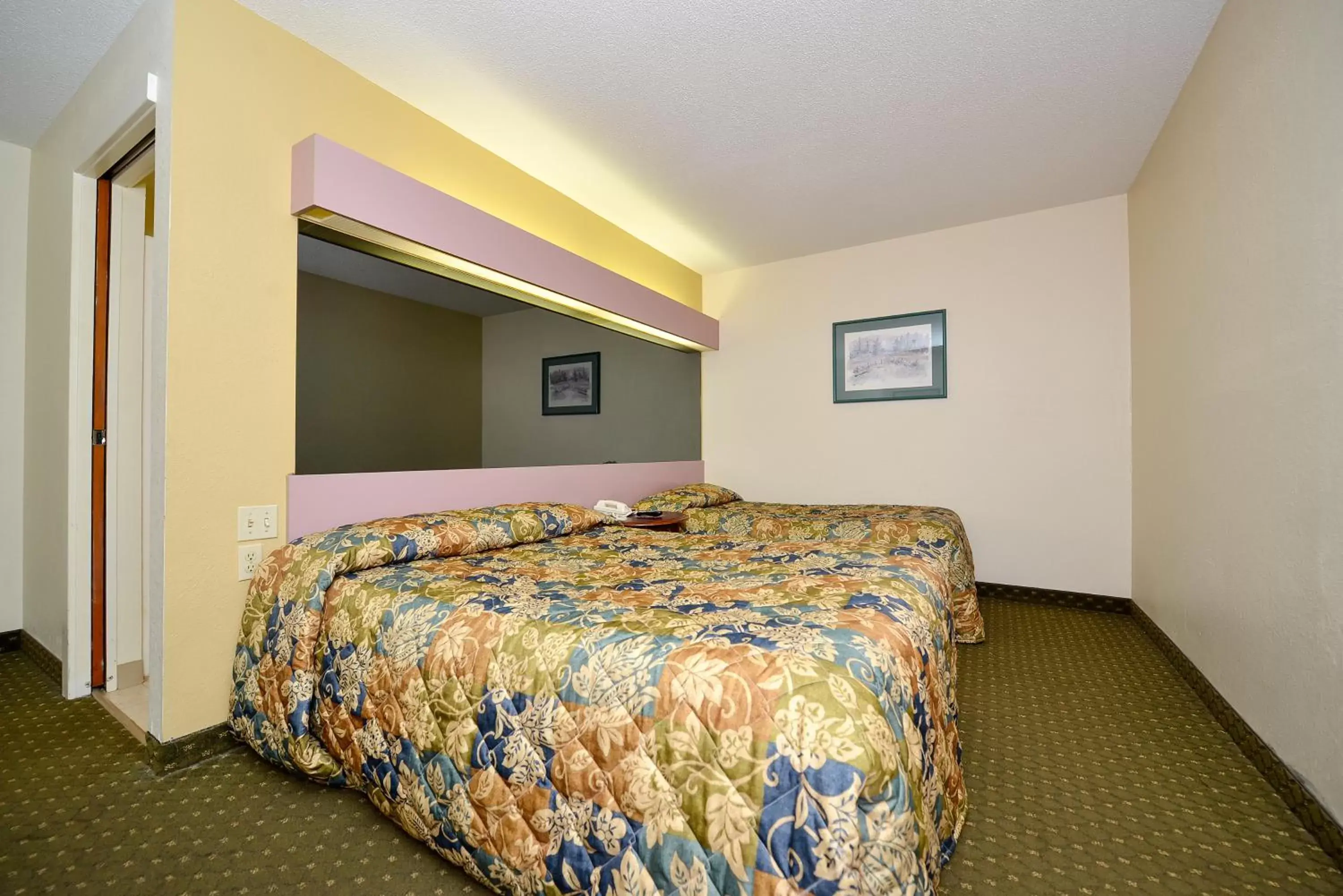 Bed in Americas Best Value Inn - East Syracuse