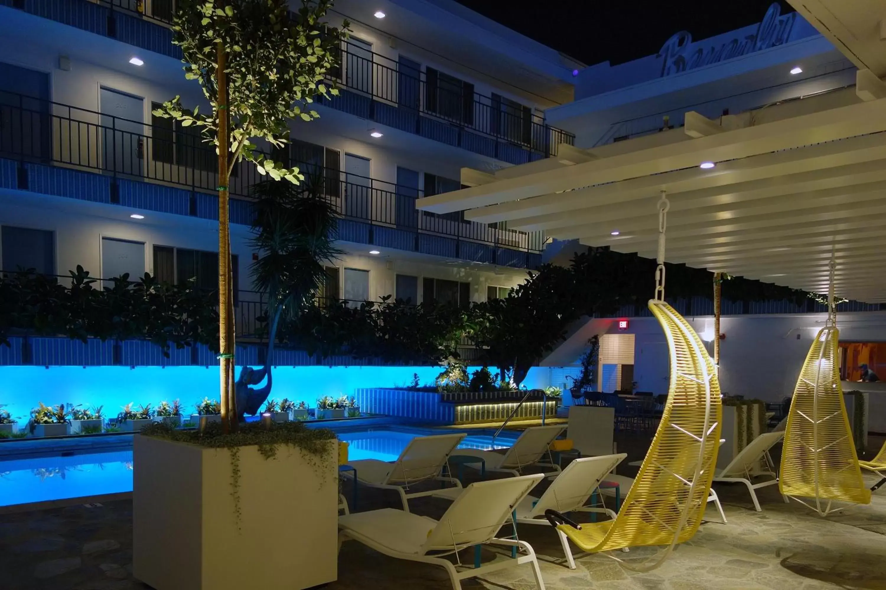 Night, Swimming Pool in Beverly Laurel Hotel