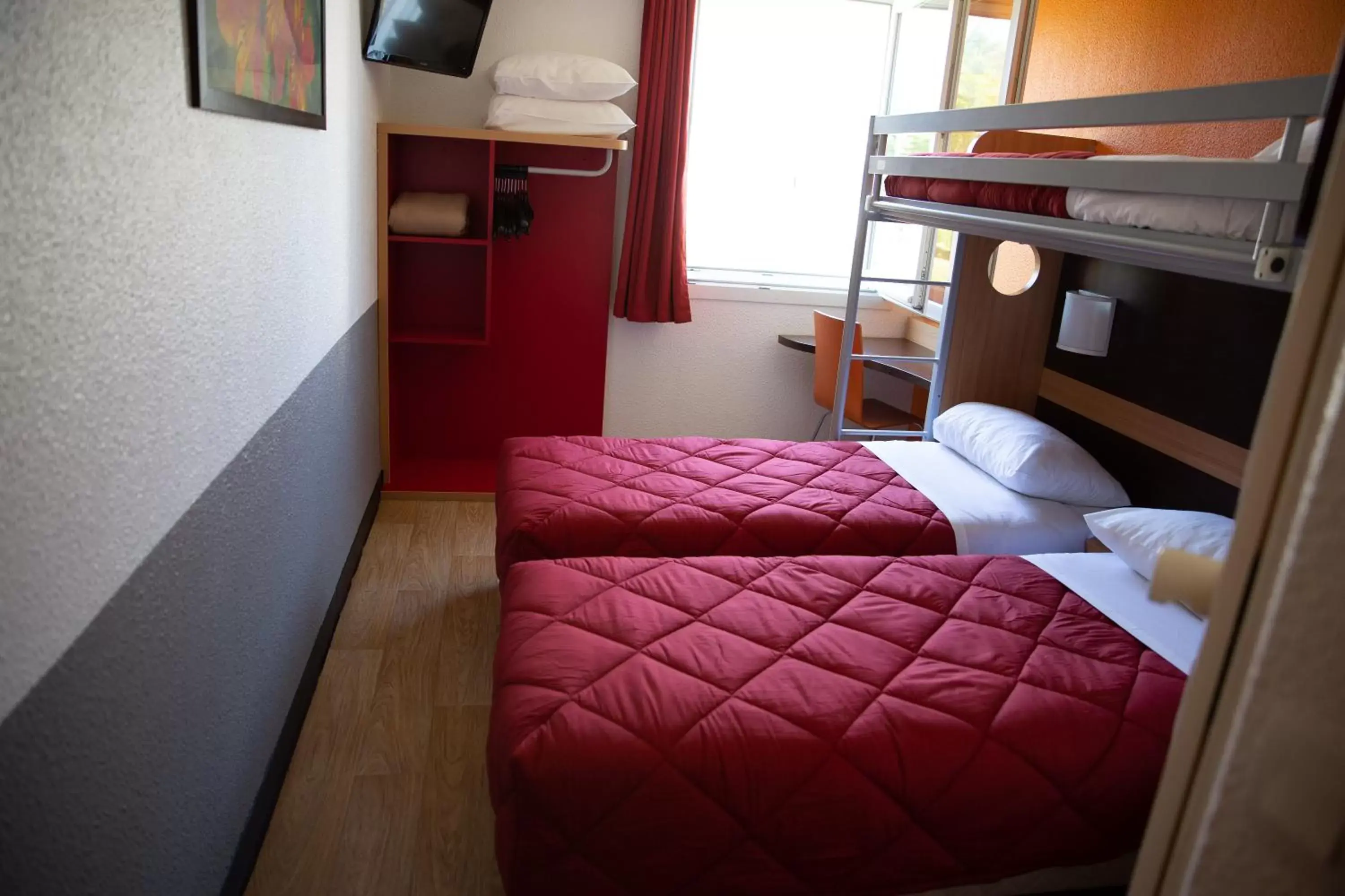 Photo of the whole room, Bunk Bed in Premiere Classe Roissy Aéroport Charles De Gaulle