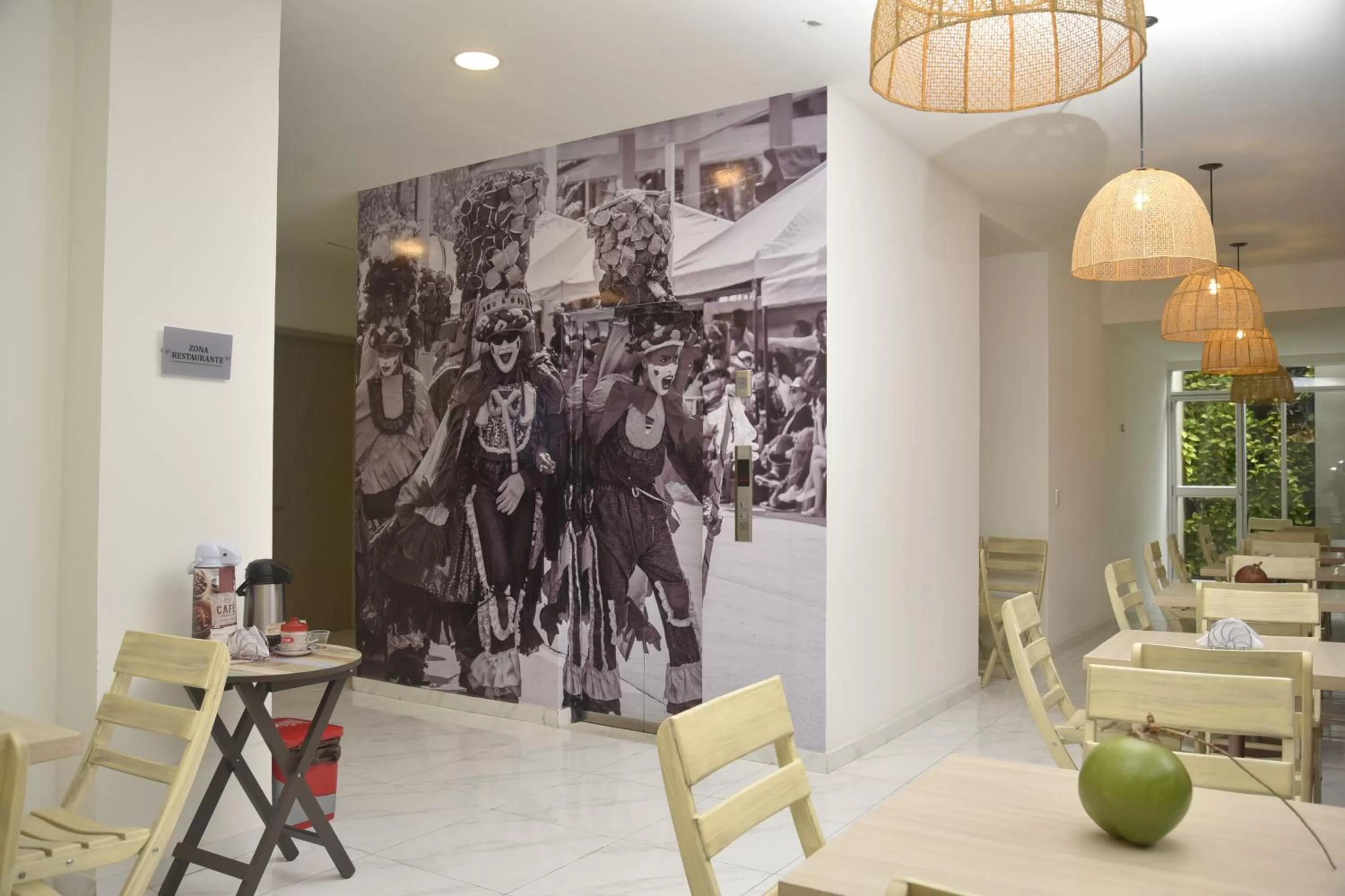 Restaurant/places to eat in OR HOTEL 94