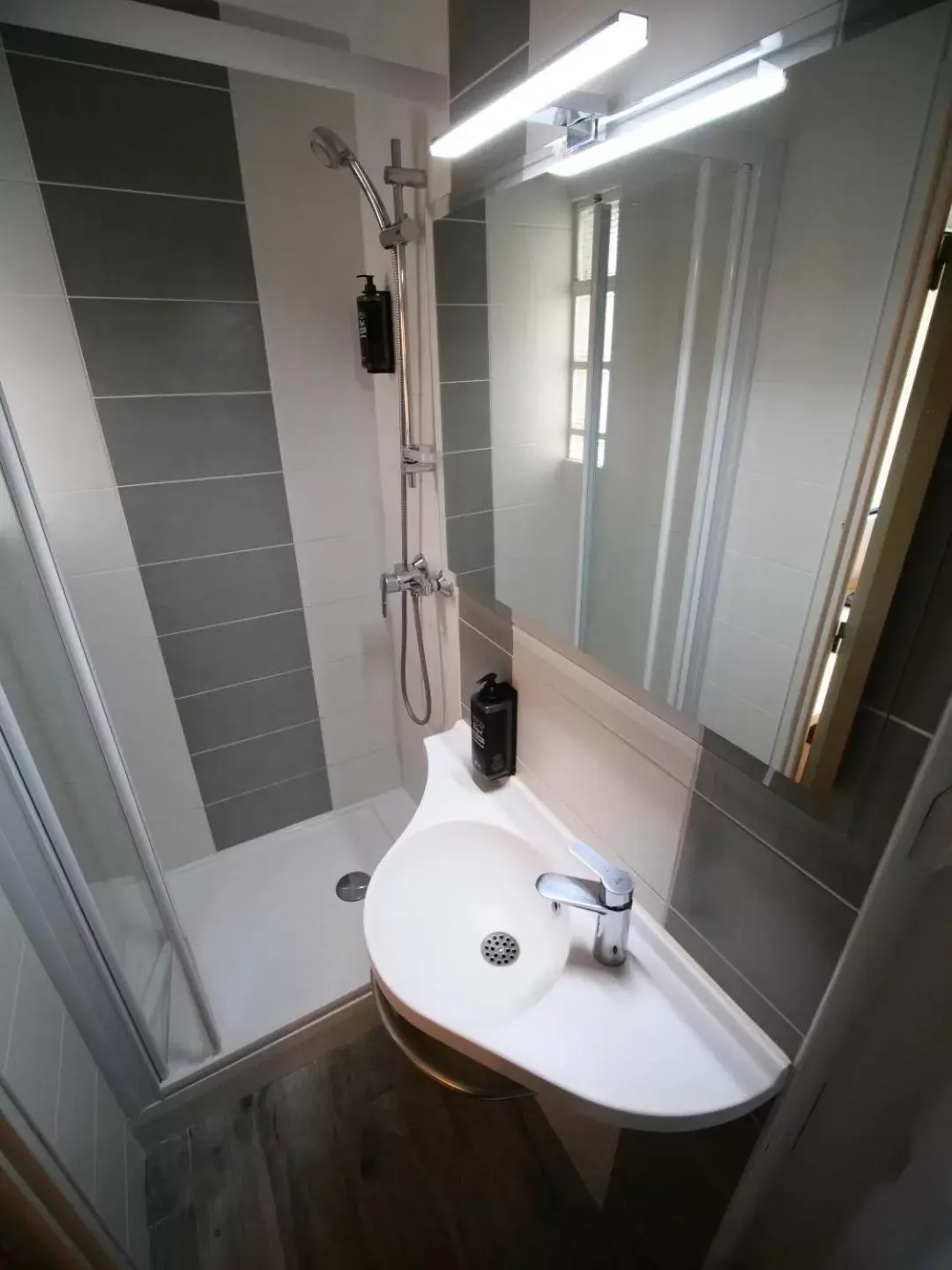 Bathroom in ibis budget Blois Centre